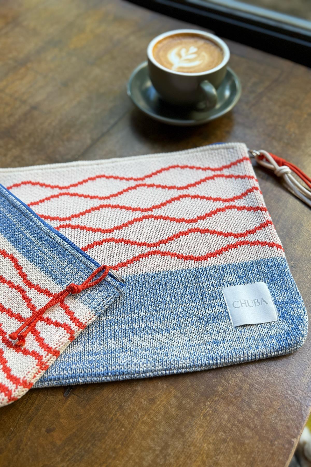 Chuba Renkli Dalga Desenli Aksesuarlı Triko Laptop &Macbook & Tablet Kılıfı ve El Çantası Seti 13”-14” Inç Uyumlu Vanilya-Indigo CHAX821