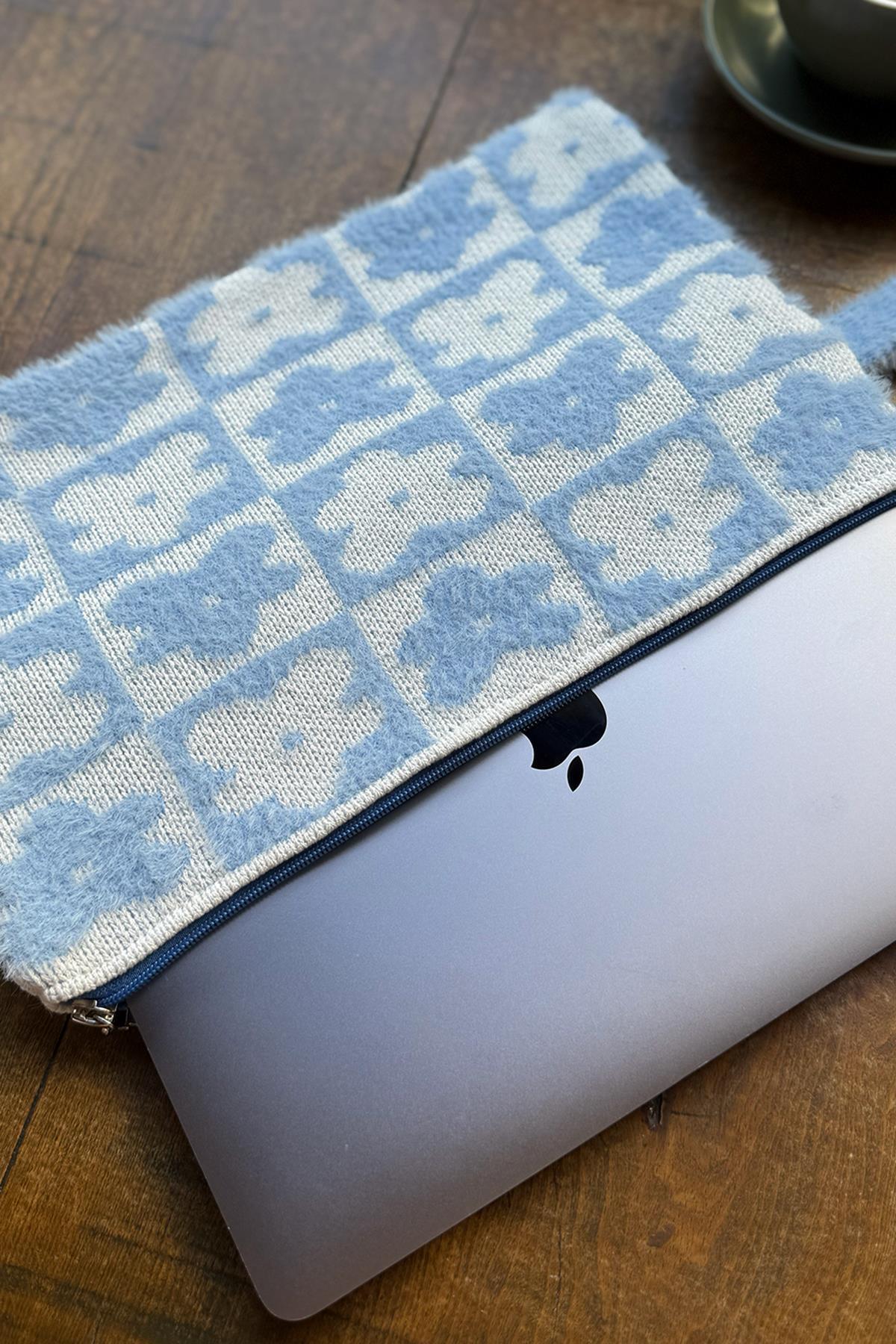 Chuba Yumuşak Tüylü Çiçek Desenli Triko Laptop & Macbook & Tablet Kılıfı 13”-14” Inç Uyumlu Mavi-Beyaz CHAX826