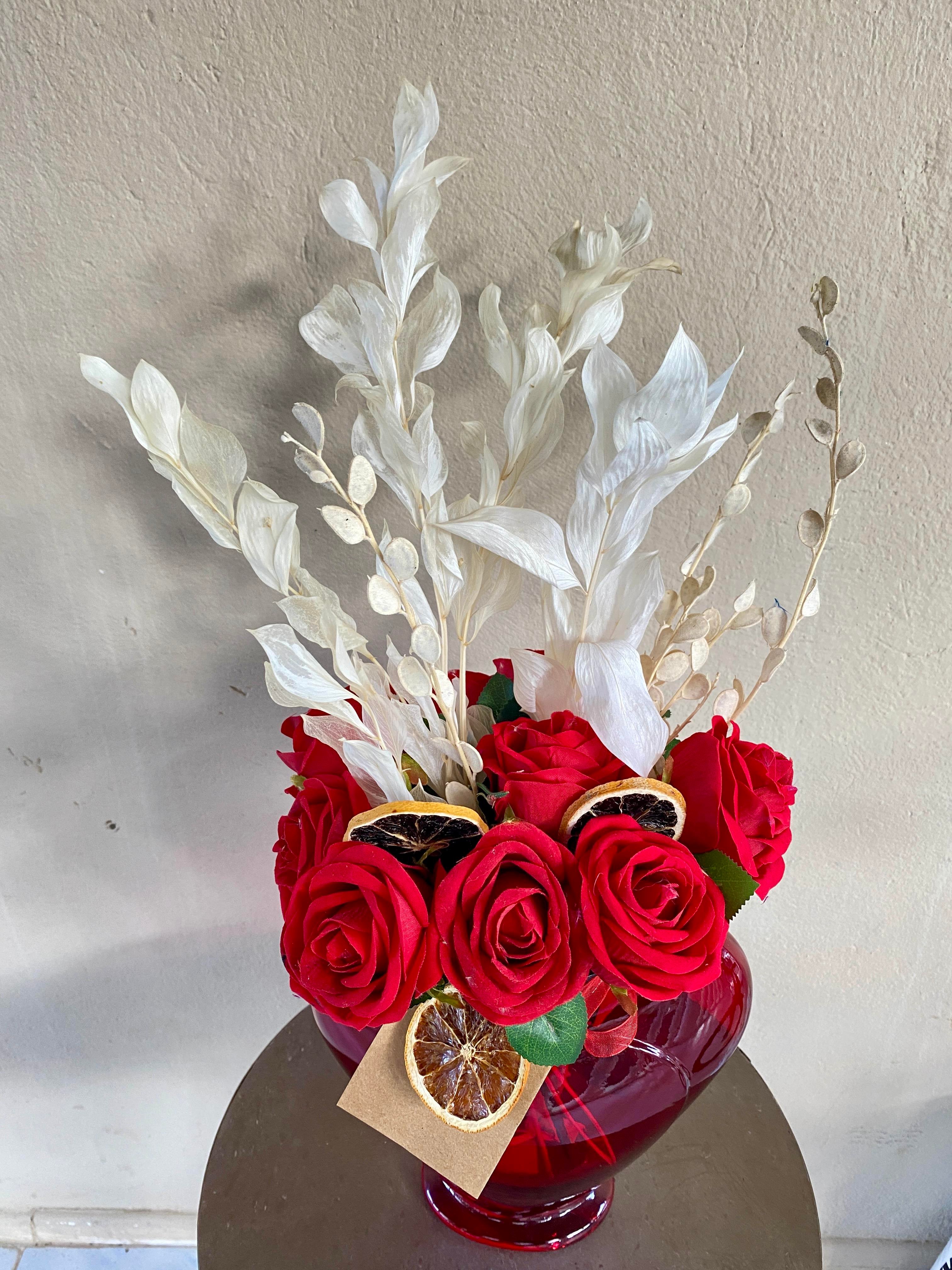 Sevgililer Günü Özel Hediye Kalpli Vazo Çiçek (14 Şubat)