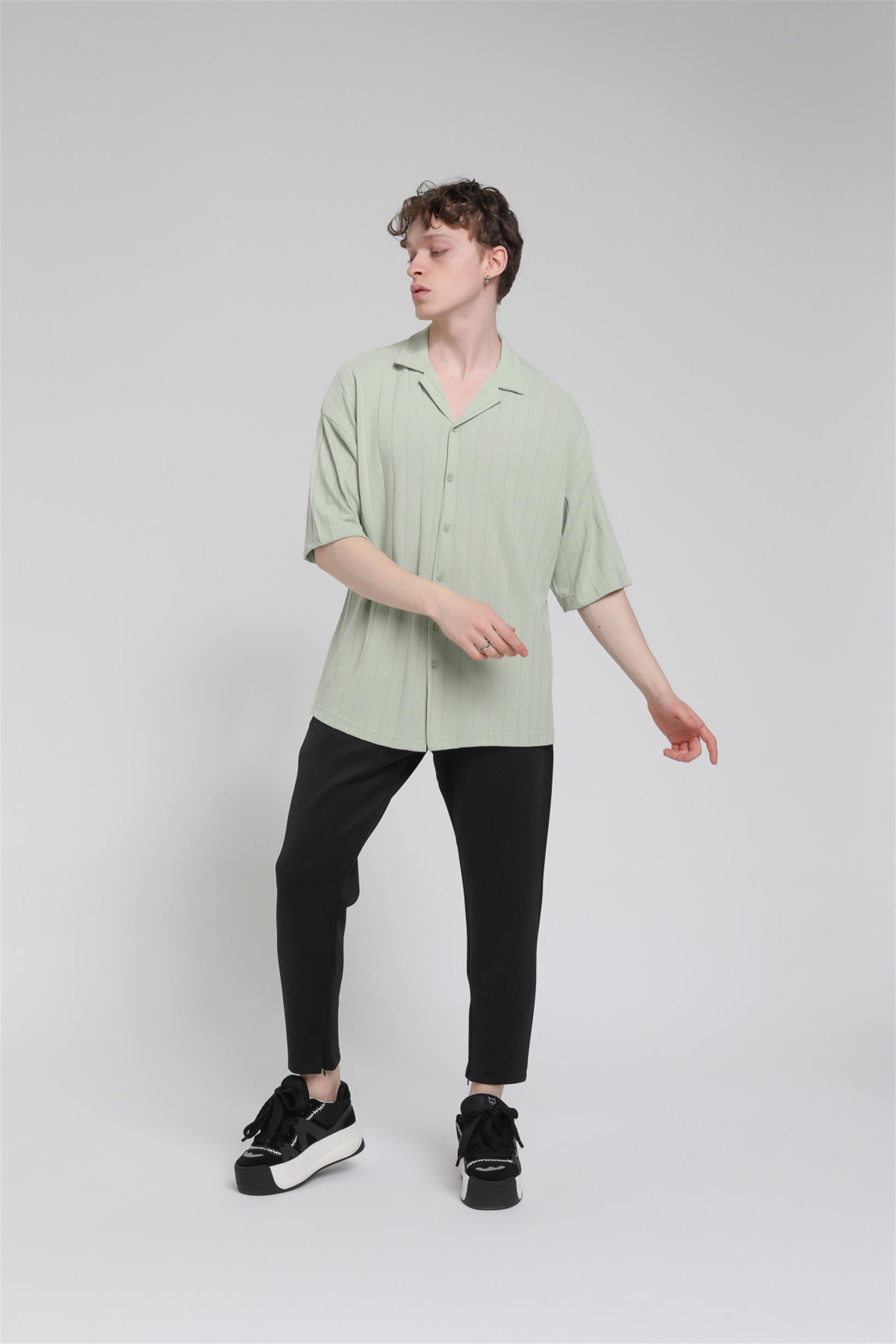 Apaş Yaka Oversize Kısa Kol Penye Gömlek R-3586