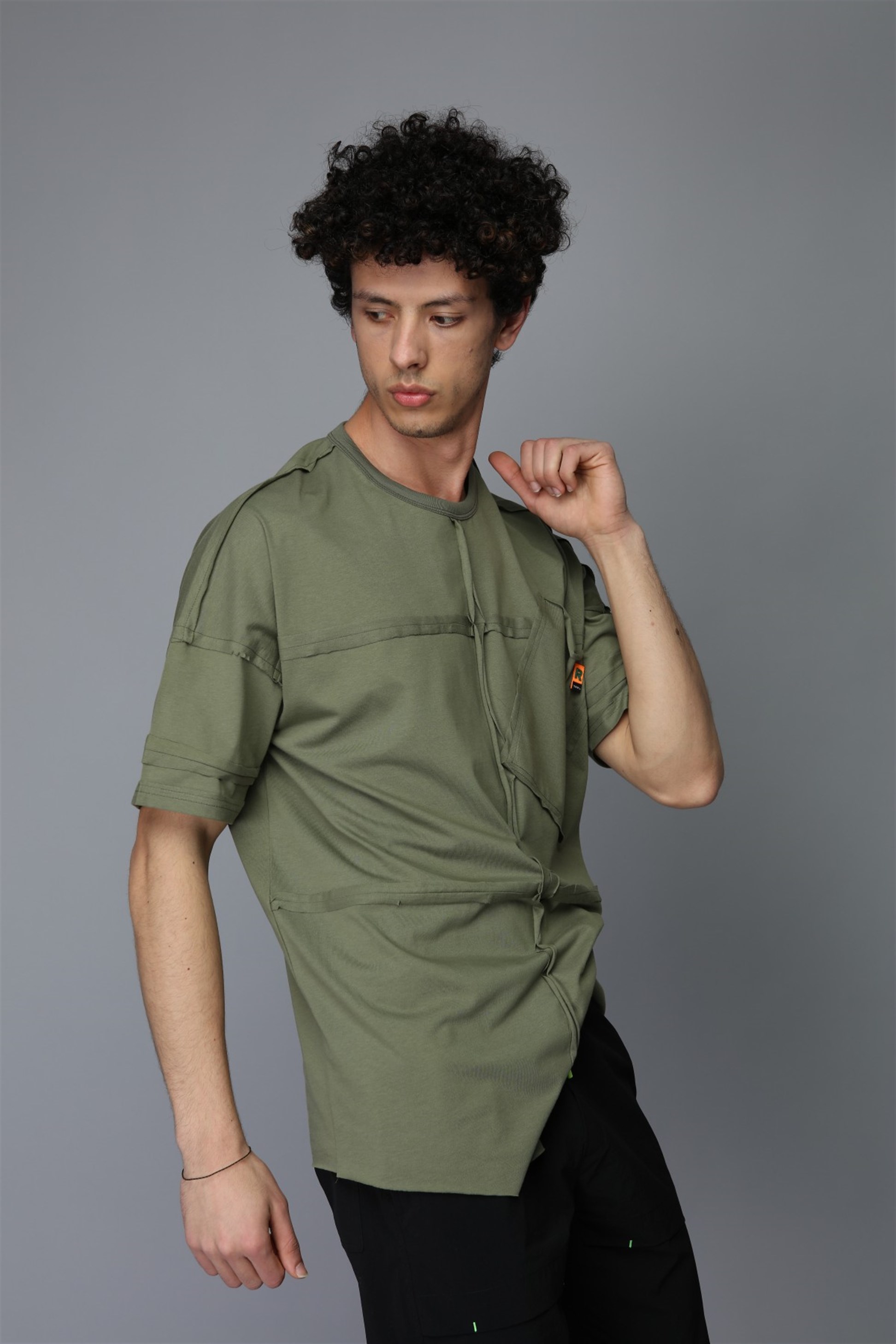 OVERSİZE ASİMETRİK KESİMLİ T-SHİRT R-2561