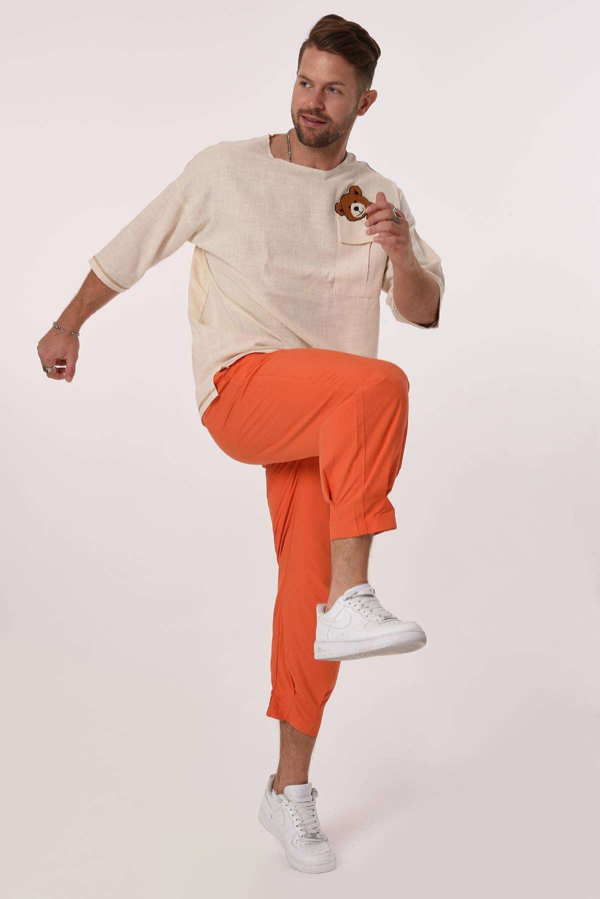 R-3703 Tek Cep Kapaklı Ayı Nakışlı Eteği Kolu Karyokalı Keten Tshirt