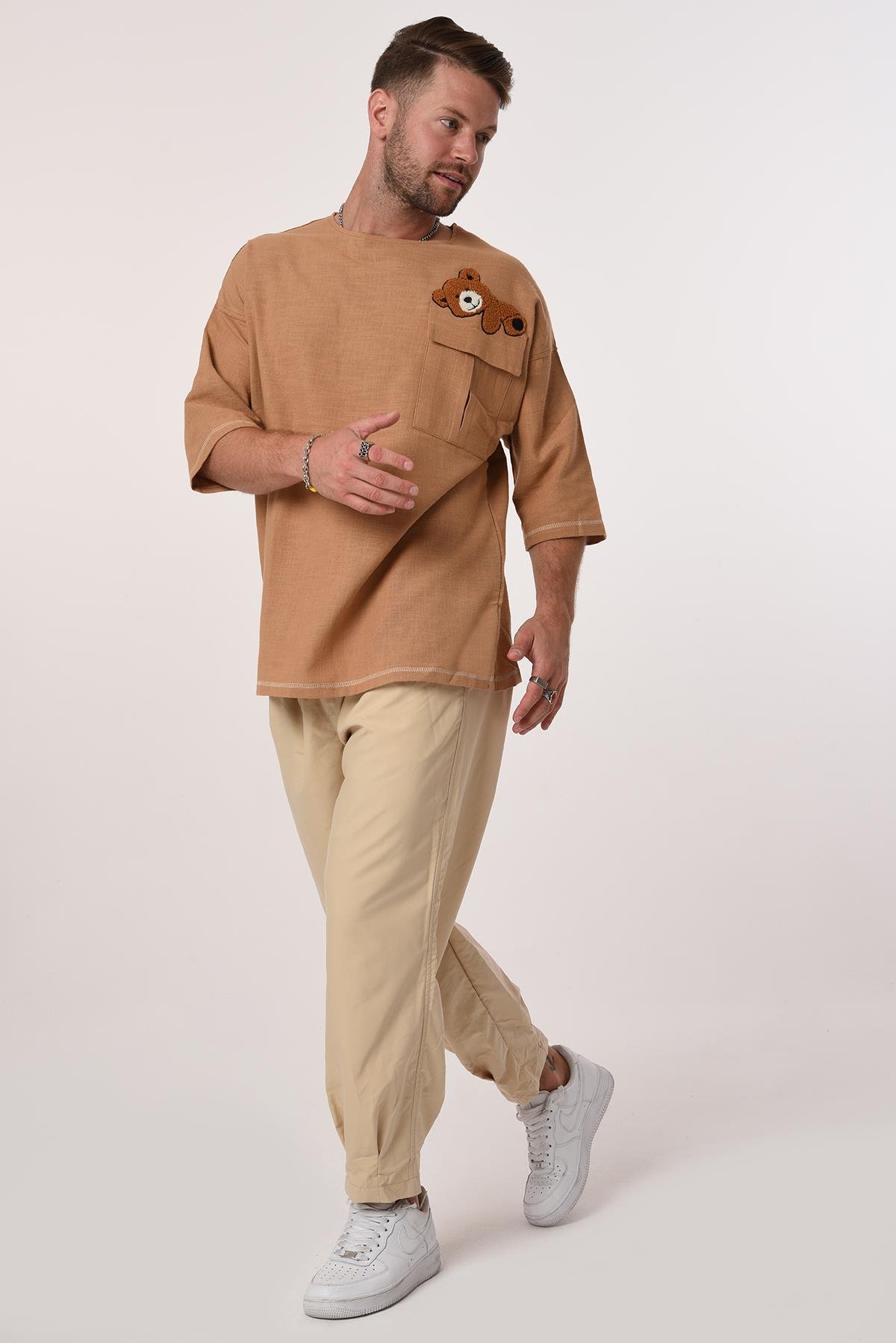 R-3703 Tek Cep Kapaklı Ayı Nakışlı Eteği Kolu Karyokalı Keten Tshirt