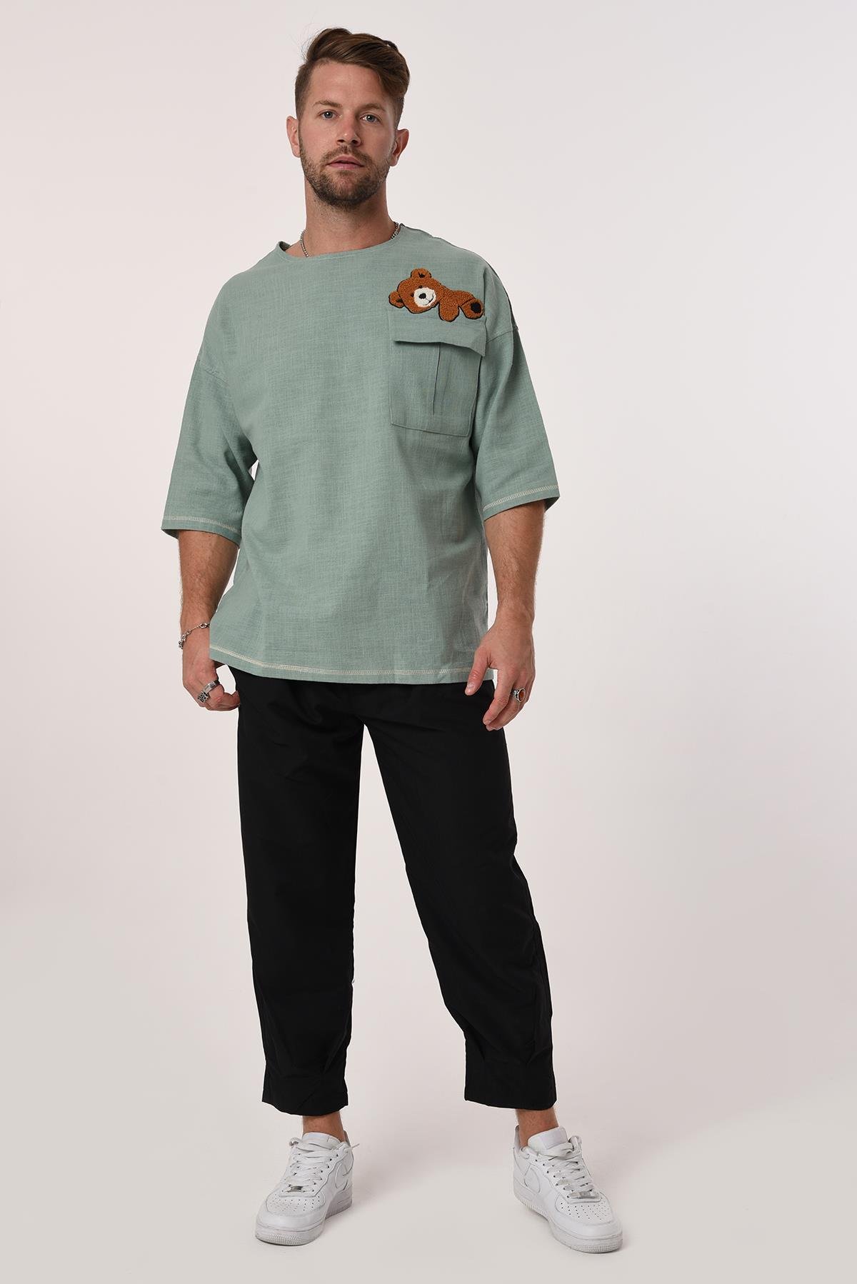 R-3703 Tek Cep Kapaklı Ayı Nakışlı Eteği Kolu Karyokalı Keten Tshirt