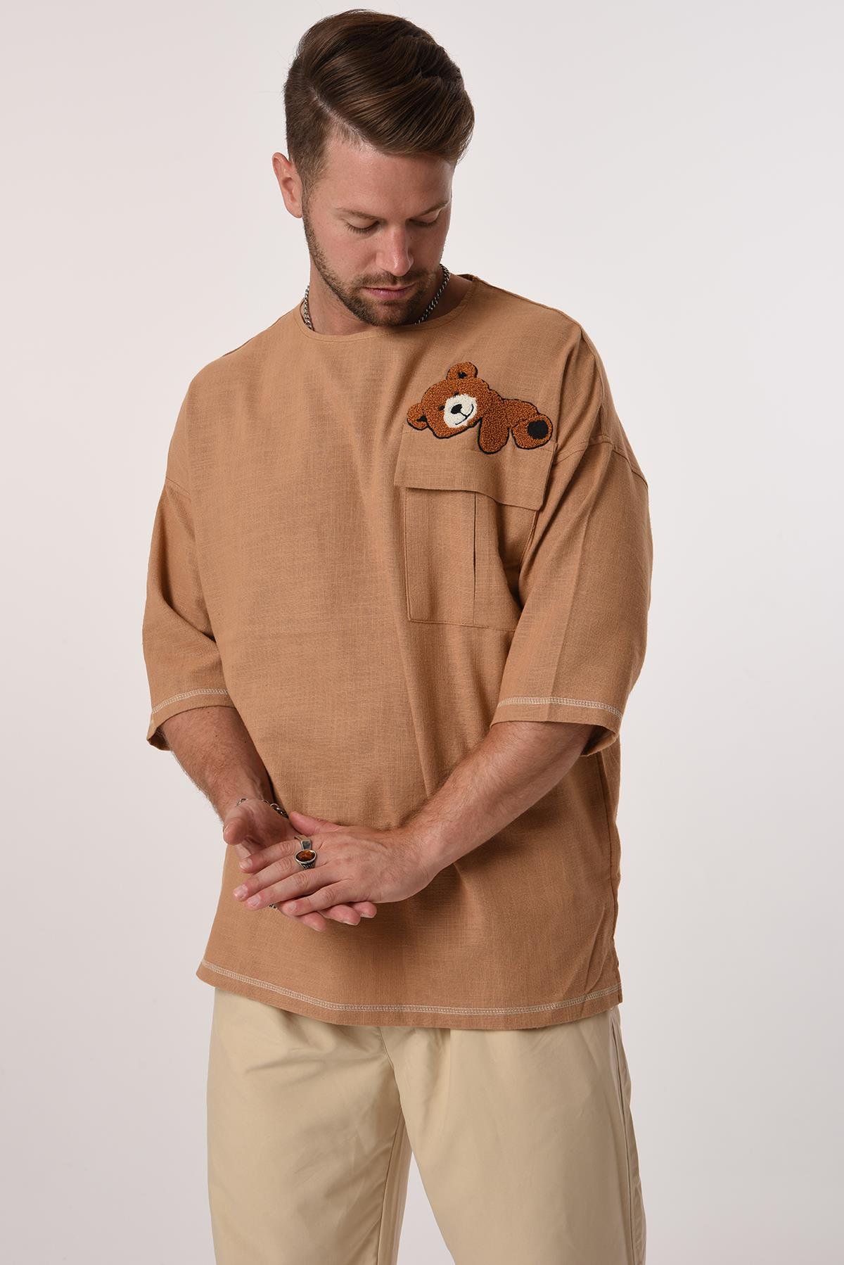 R-3703 Tek Cep Kapaklı Ayı Nakışlı Eteği Kolu Karyokalı Keten Tshirt
