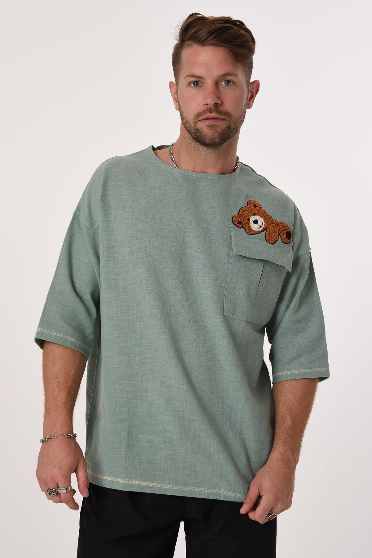 R-3703 Tek Cep Kapaklı Ayı Nakışlı Eteği Kolu Karyokalı Keten Tshirt