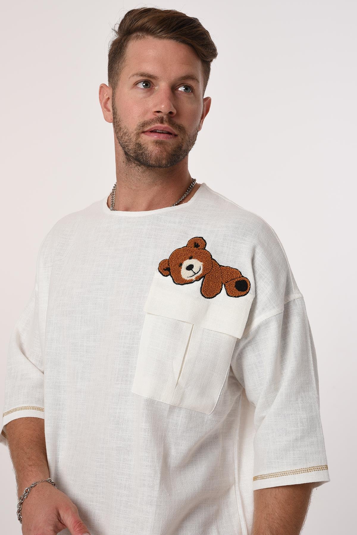 R-3703 Tek Cep Kapaklı Ayı Nakışlı Eteği Kolu Karyokalı Keten Tshirt