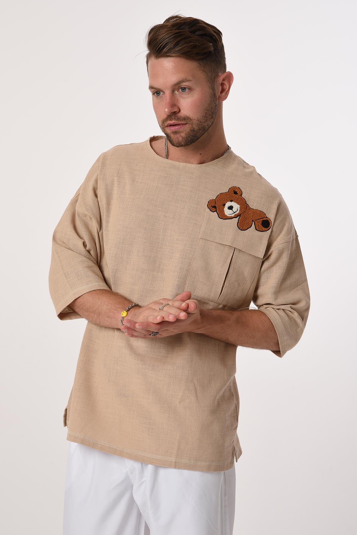 R-3703 Tek Cep Kapaklı Ayı Nakışlı Eteği Kolu Karyokalı Keten Tshirt