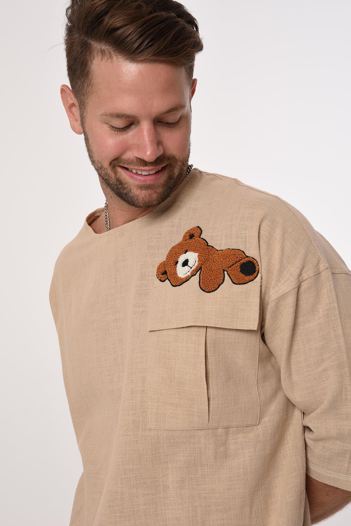 R-3703 Tek Cep Kapaklı Ayı Nakışlı Eteği Kolu Karyokalı Keten Tshirt