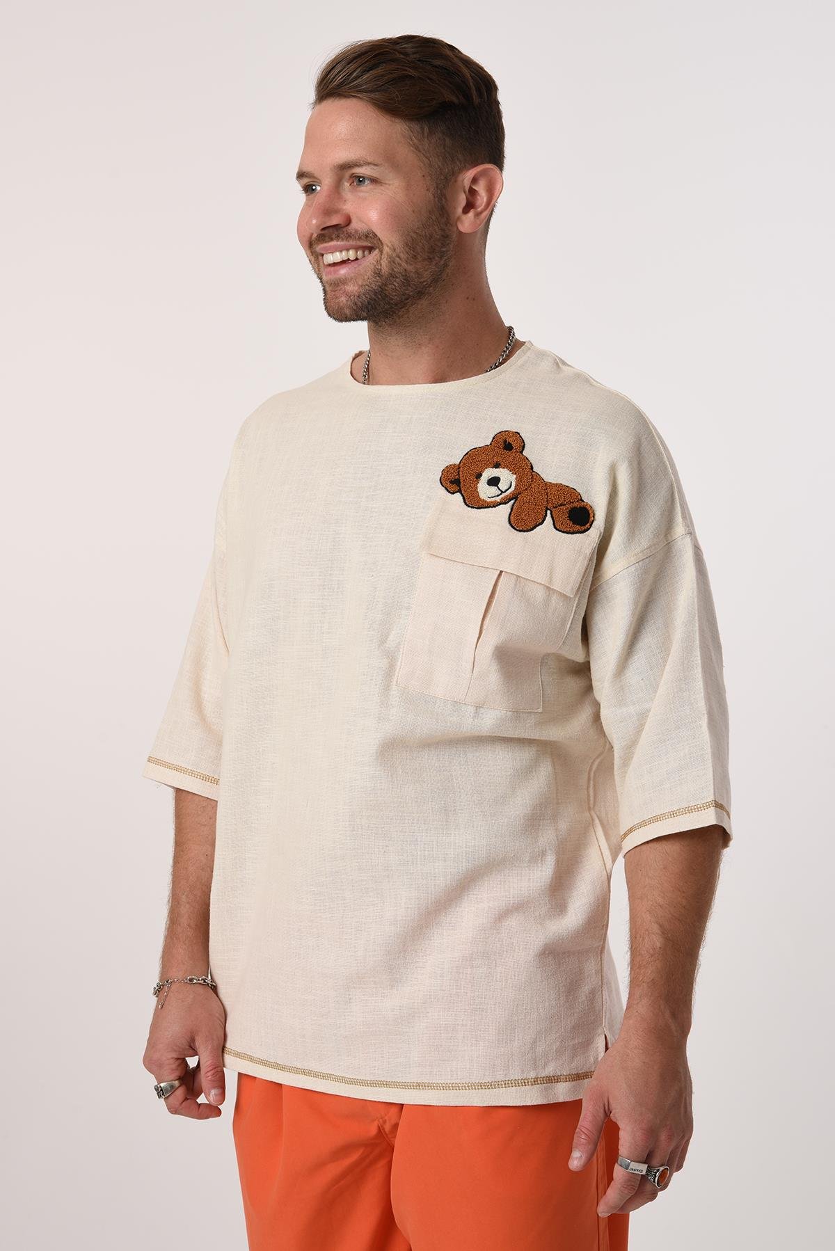 R-3703 Tek Cep Kapaklı Ayı Nakışlı Eteği Kolu Karyokalı Keten Tshirt