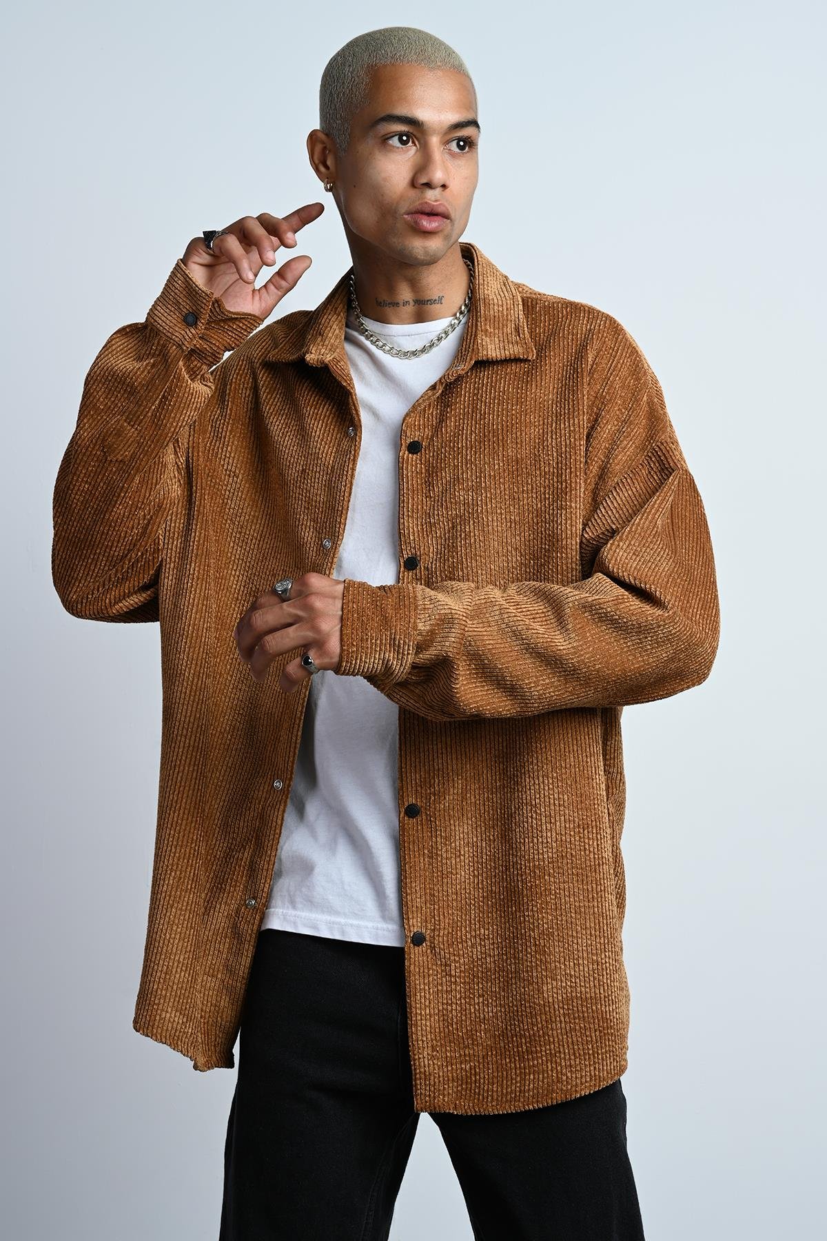 R-3826 Ayaklı Yaka Oversize Fitilli Kadife Gömlek