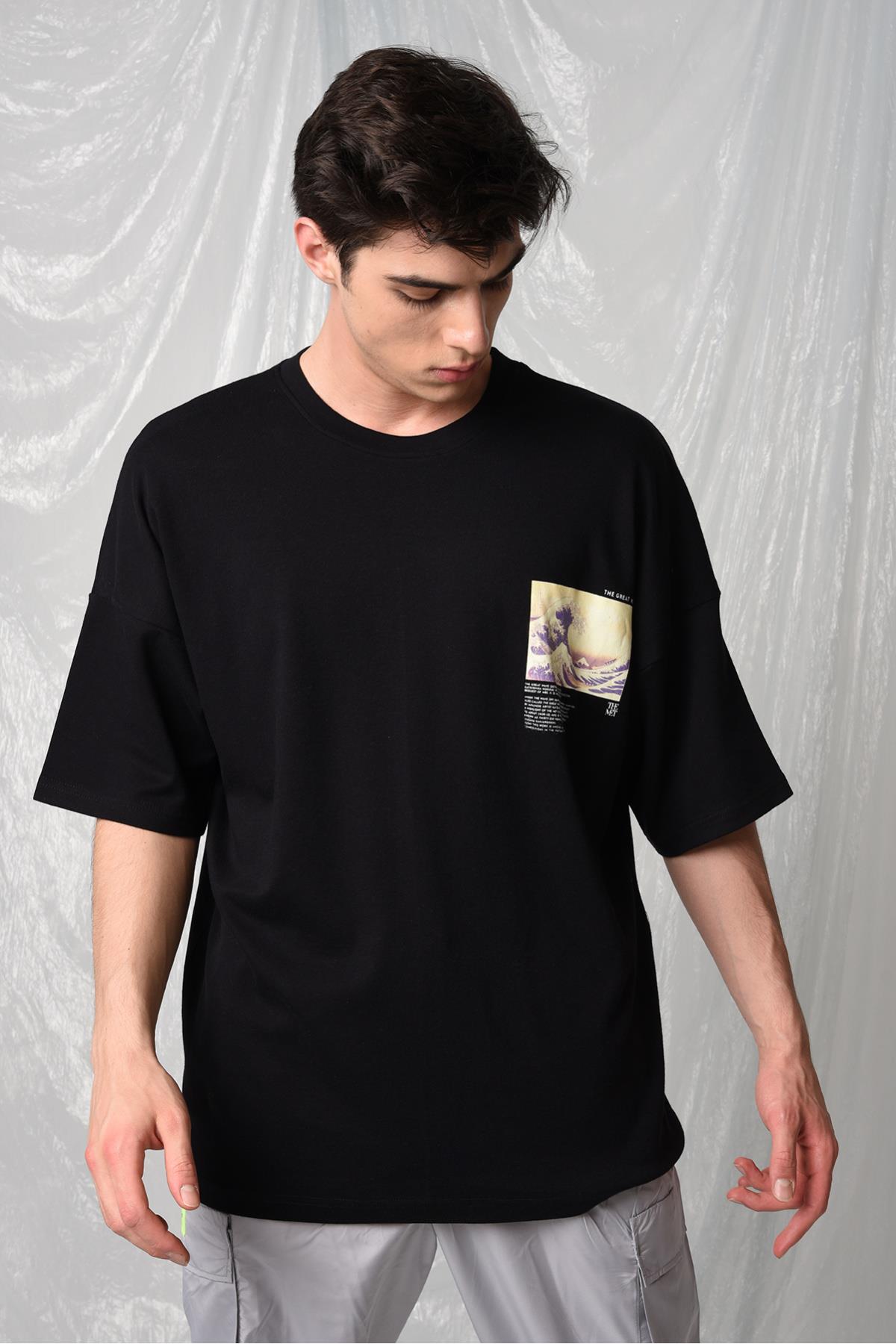 R-5318 ÖNÜ VE ARKASI TSUNAMİ BASKILI T-SHİRT