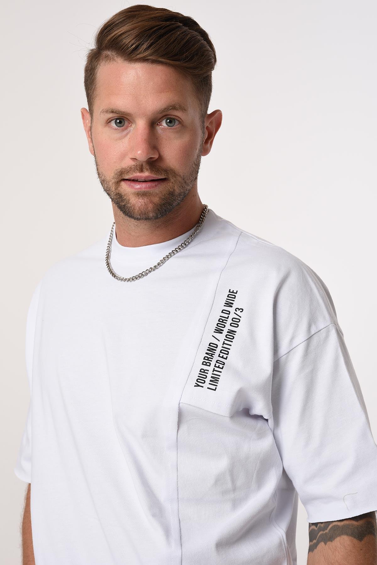 R-5584 Önü Parçalı Omuz Ve Eteği Baskılı Pis Dikişli Penye Kumaş Oversize Tshirt