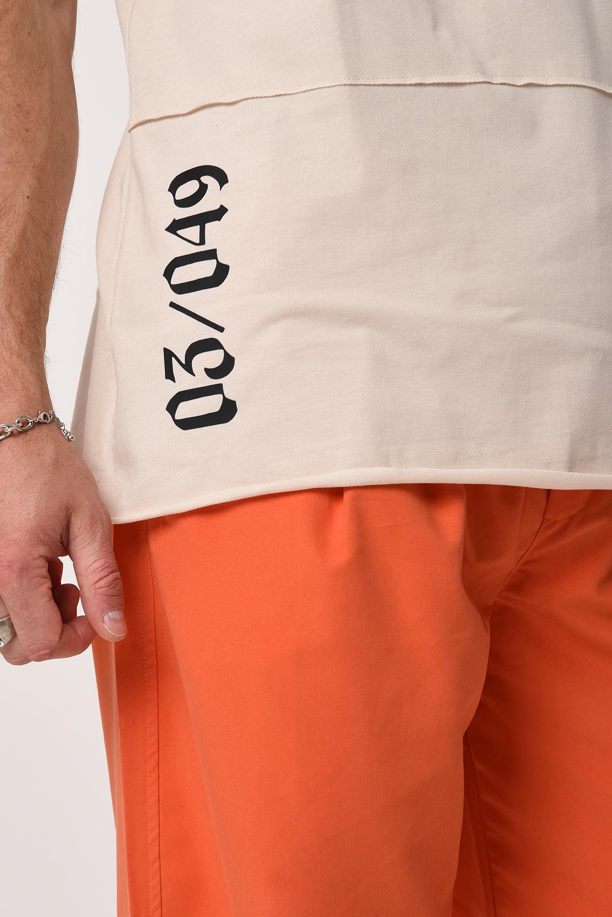 R-5584 Önü Parçalı Omuz Ve Eteği Baskılı Pis Dikişli Penye Kumaş Oversize Tshirt