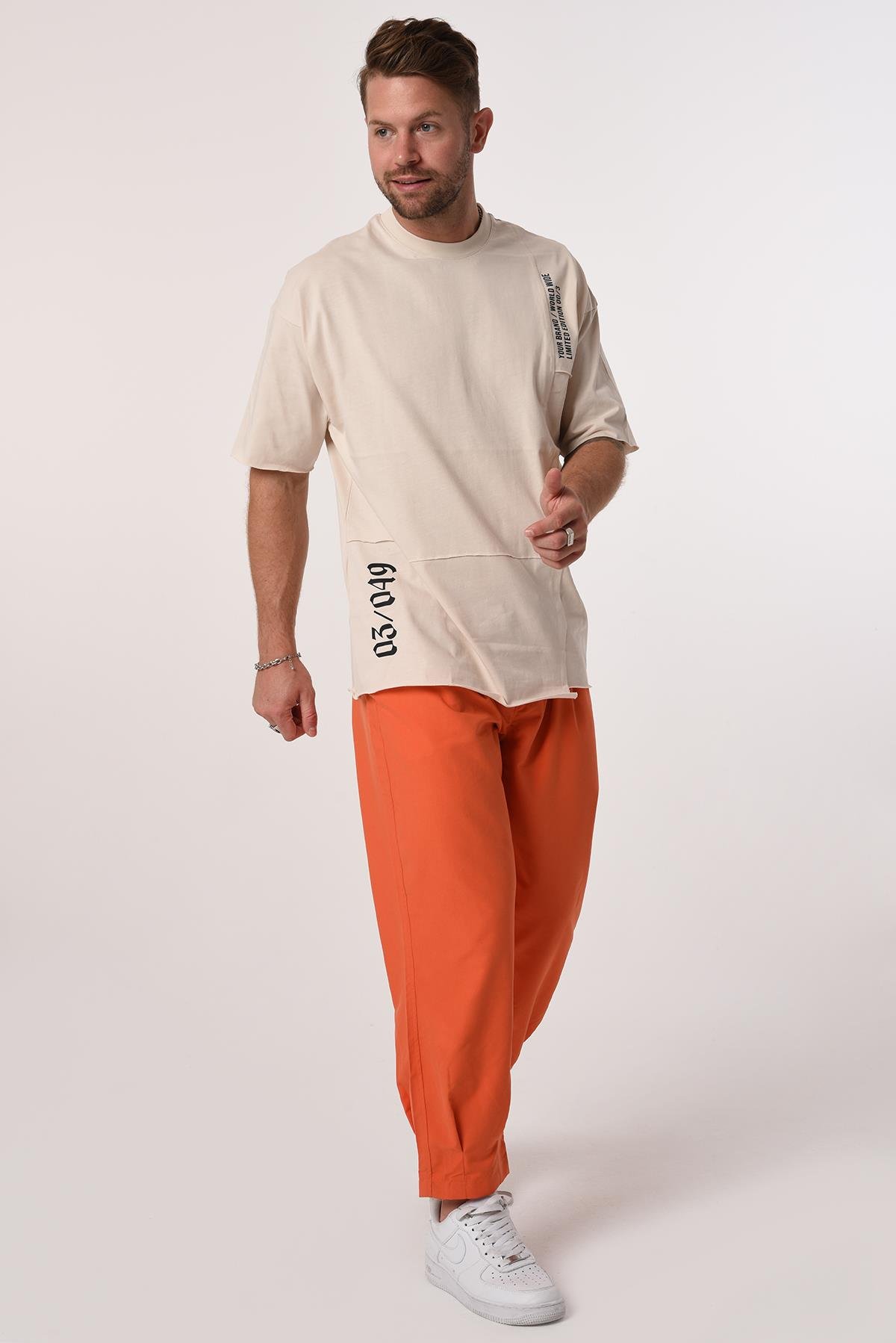 R-5584 Önü Parçalı Omuz Ve Eteği Baskılı Pis Dikişli Penye Kumaş Oversize Tshirt