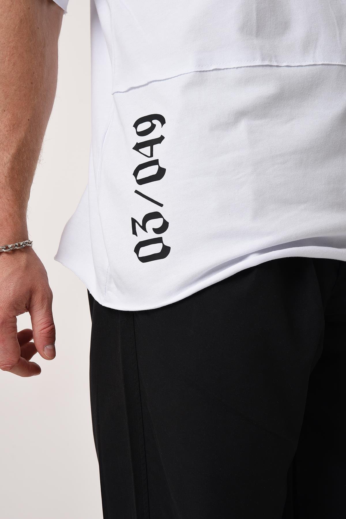 R-5584 Önü Parçalı Omuz Ve Eteği Baskılı Pis Dikişli Penye Kumaş Oversize Tshirt