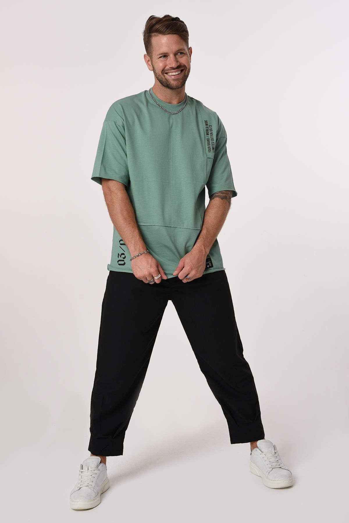 R-5584 Önü Parçalı Omuz Ve Eteği Baskılı Pis Dikişli Penye Kumaş Oversize Tshirt