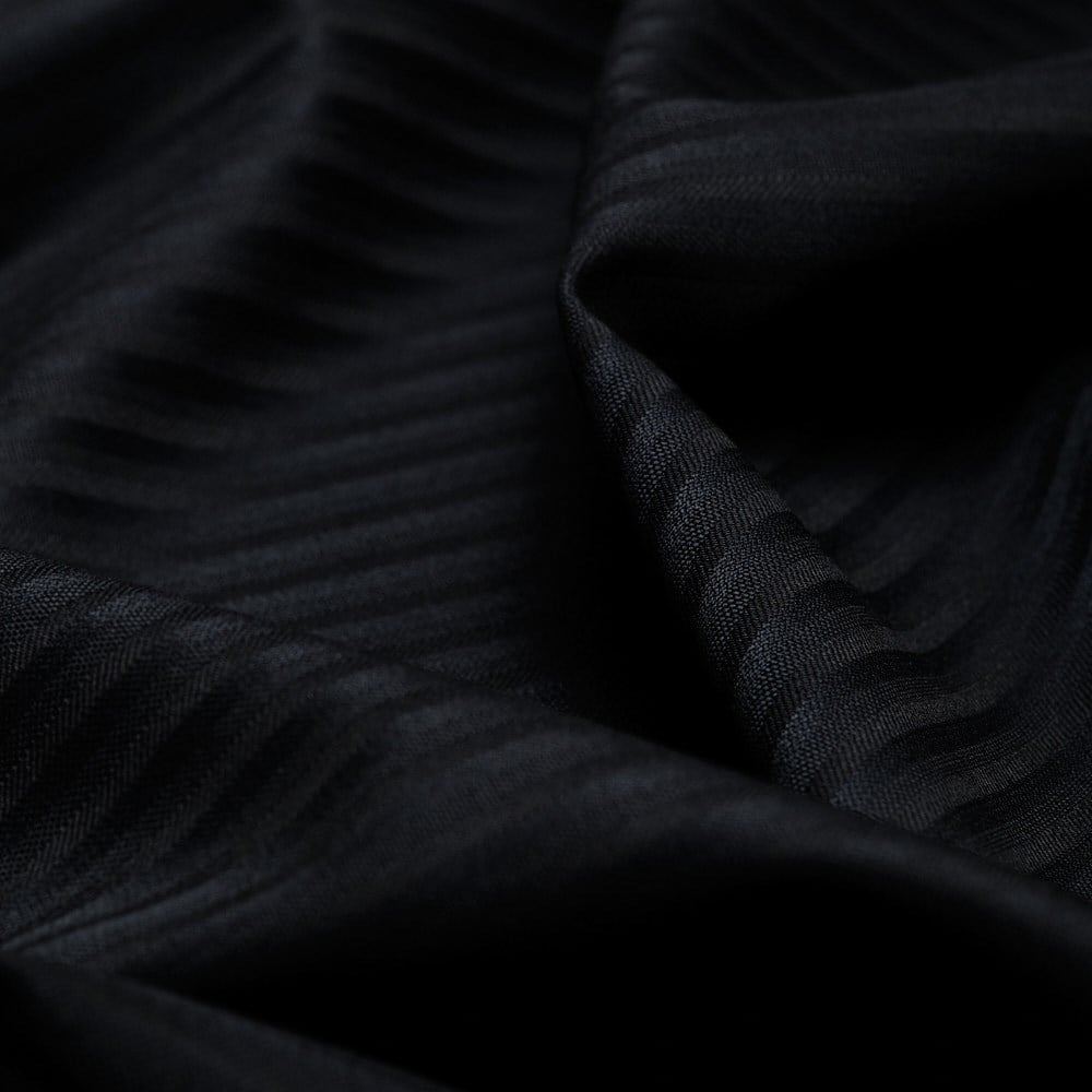 Dormeuil Kupon Siyah Zemin Petrol Mavisi Çizgili 44