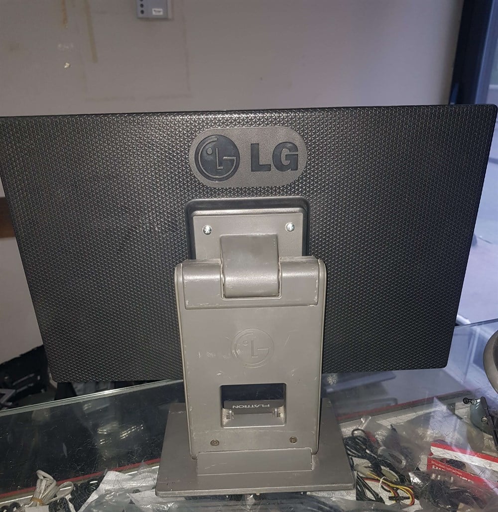 75 X 75 MM VESA  AYAK 15 inç ile 19 inç LCD LED MONİTÖRLERE UYUMLUDUR