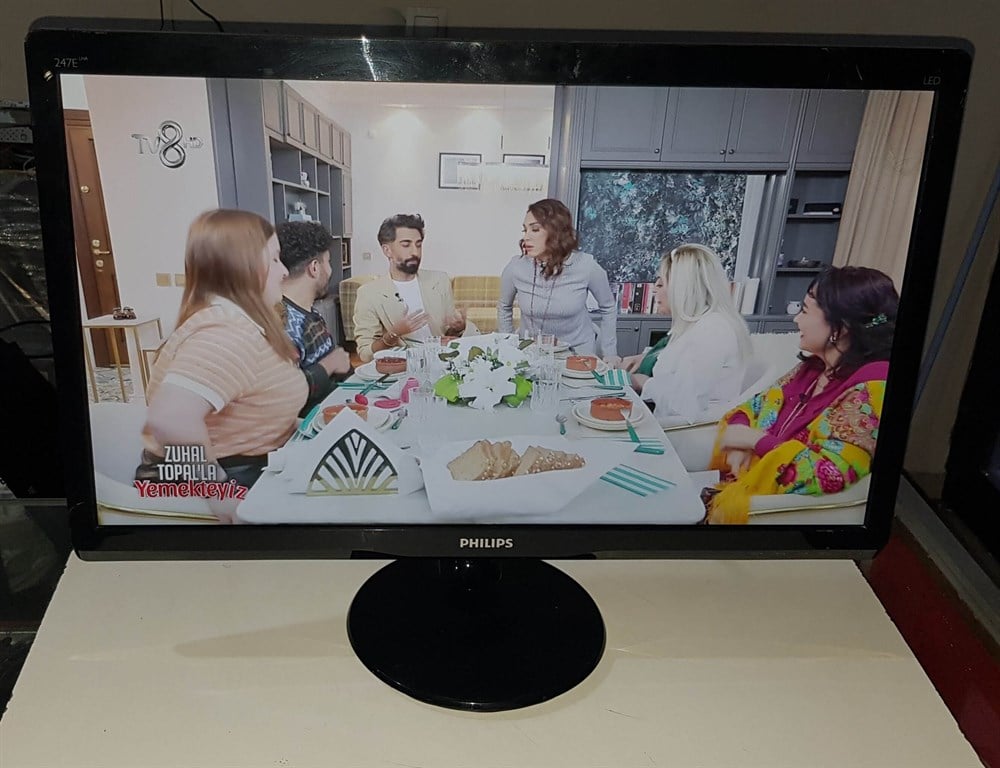 AZ DEFOLU PHİLİPS 247E4L 23.6 inç VGA HDMI ÇIKIŞLI DAHİLİ HOPARLÖRLÜ FULL HD LED MONİTÖR