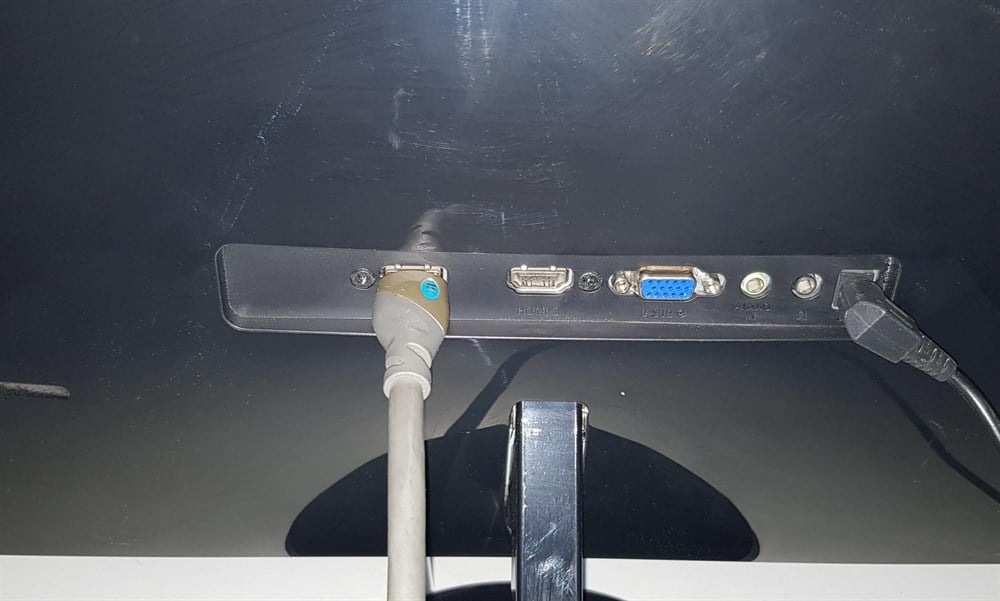 AZ DEFOLU PHİLİPS 247E4L 23.6 inç VGA HDMI ÇIKIŞLI DAHİLİ HOPARLÖRLÜ FULL HD LED MONİTÖR