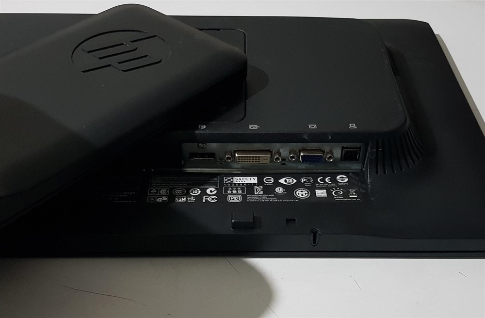 HP COMPAQ LA2006X 20 inç LED MONİTÖR VGA DVI DP ÇIKIŞLI YATAY VE DİKEY KULLANIM PİVOT AYAKLI
