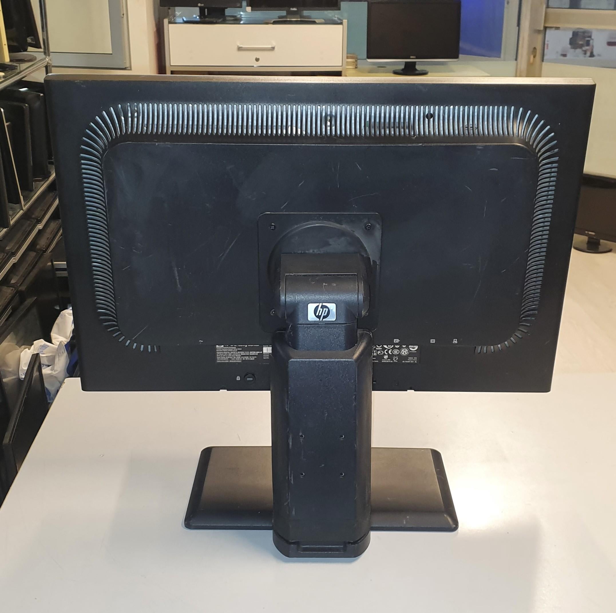 HP LA2405wg 24 inç LED Monitör VGA DP DVI Pivot Ayaklı