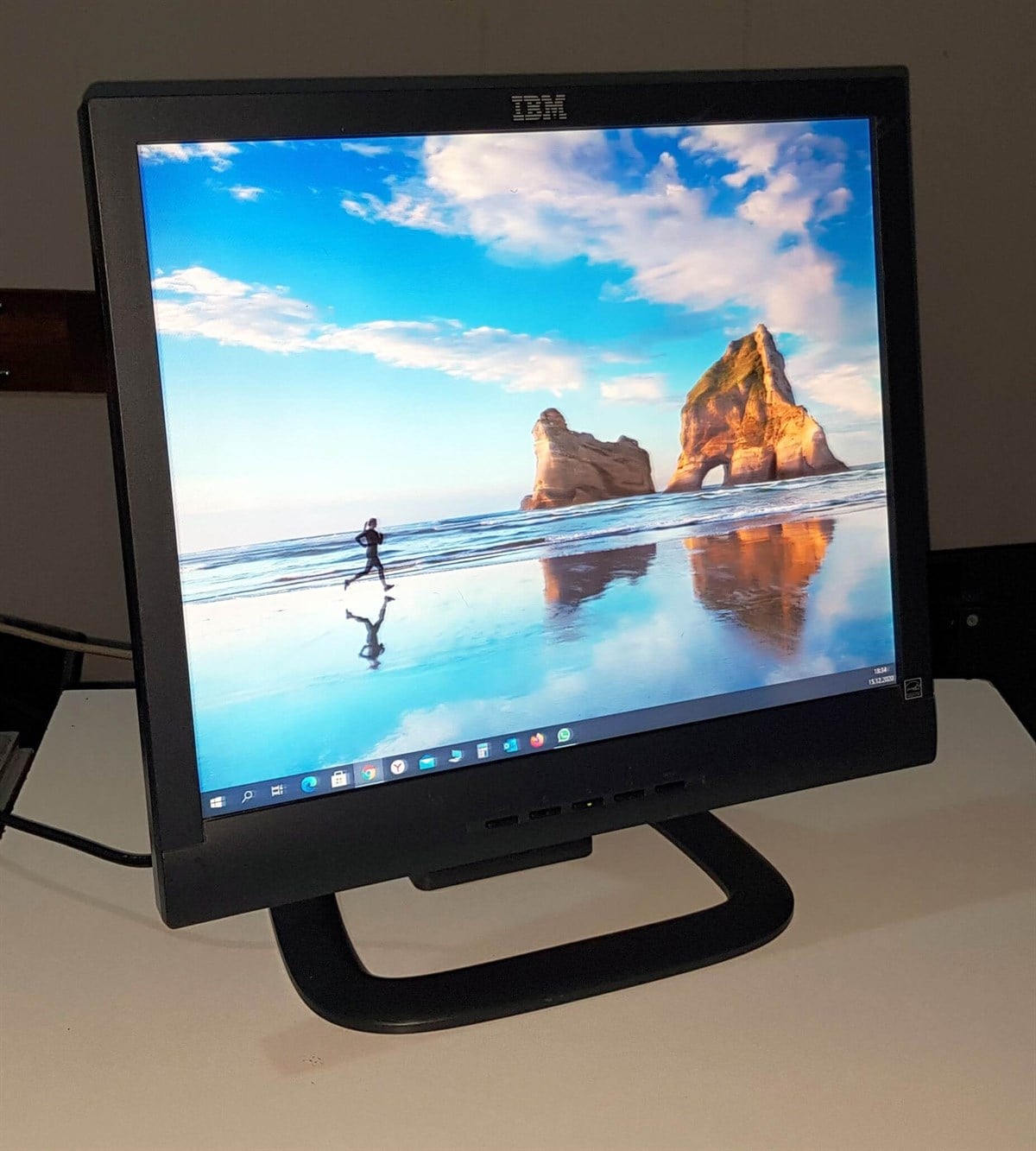 IBM 19 inç LCD KARE MONİTÖR VGA DVI ÇIKIŞLI SİYAH RENK