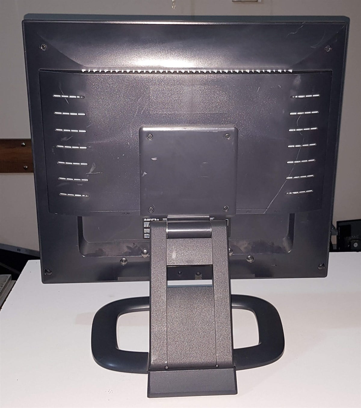 IBM 19 inç LCD KARE MONİTÖR VGA DVI ÇIKIŞLI SİYAH RENK
