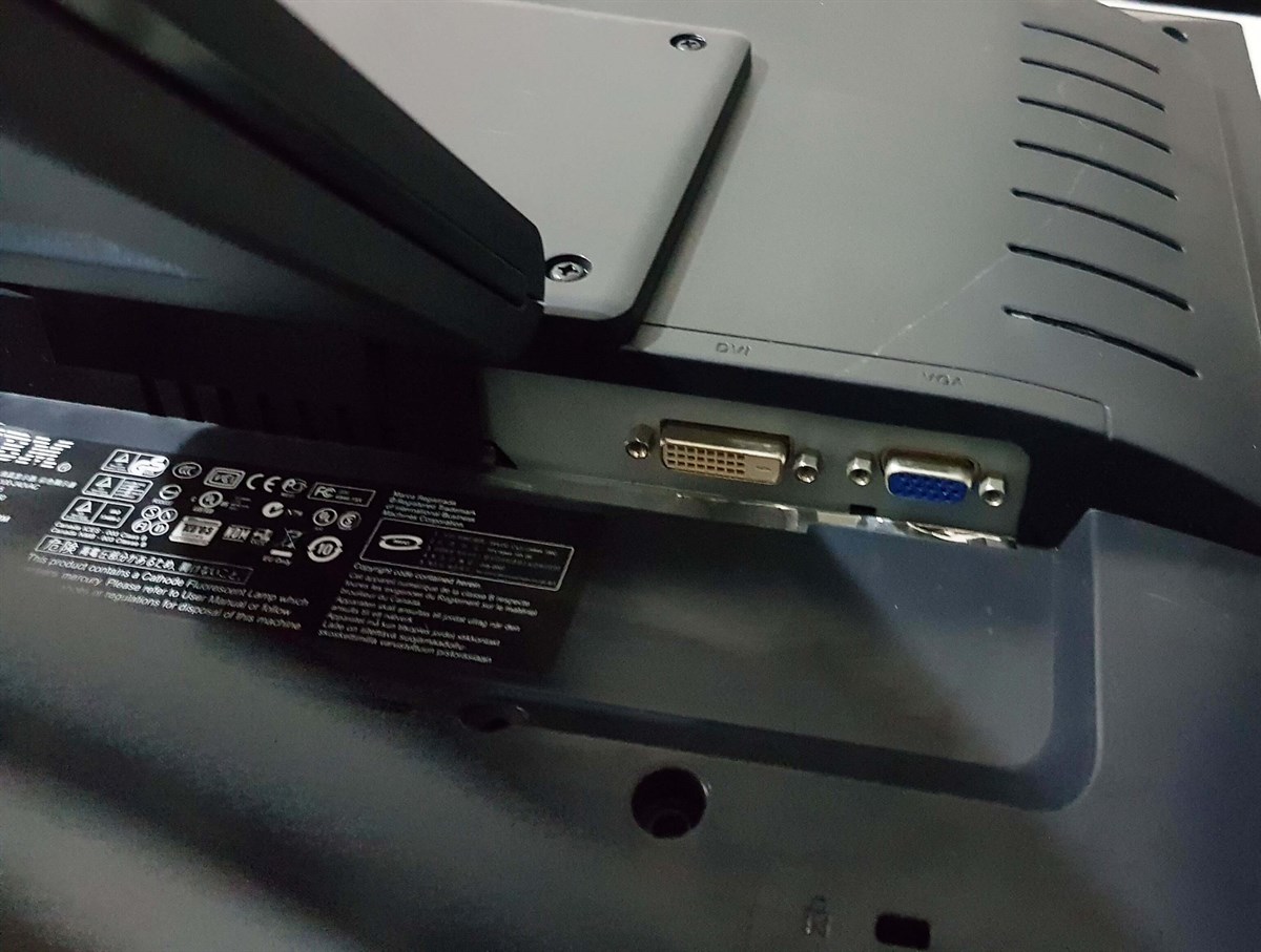 IBM 19 inç LCD KARE MONİTÖR VGA DVI ÇIKIŞLI SİYAH RENK