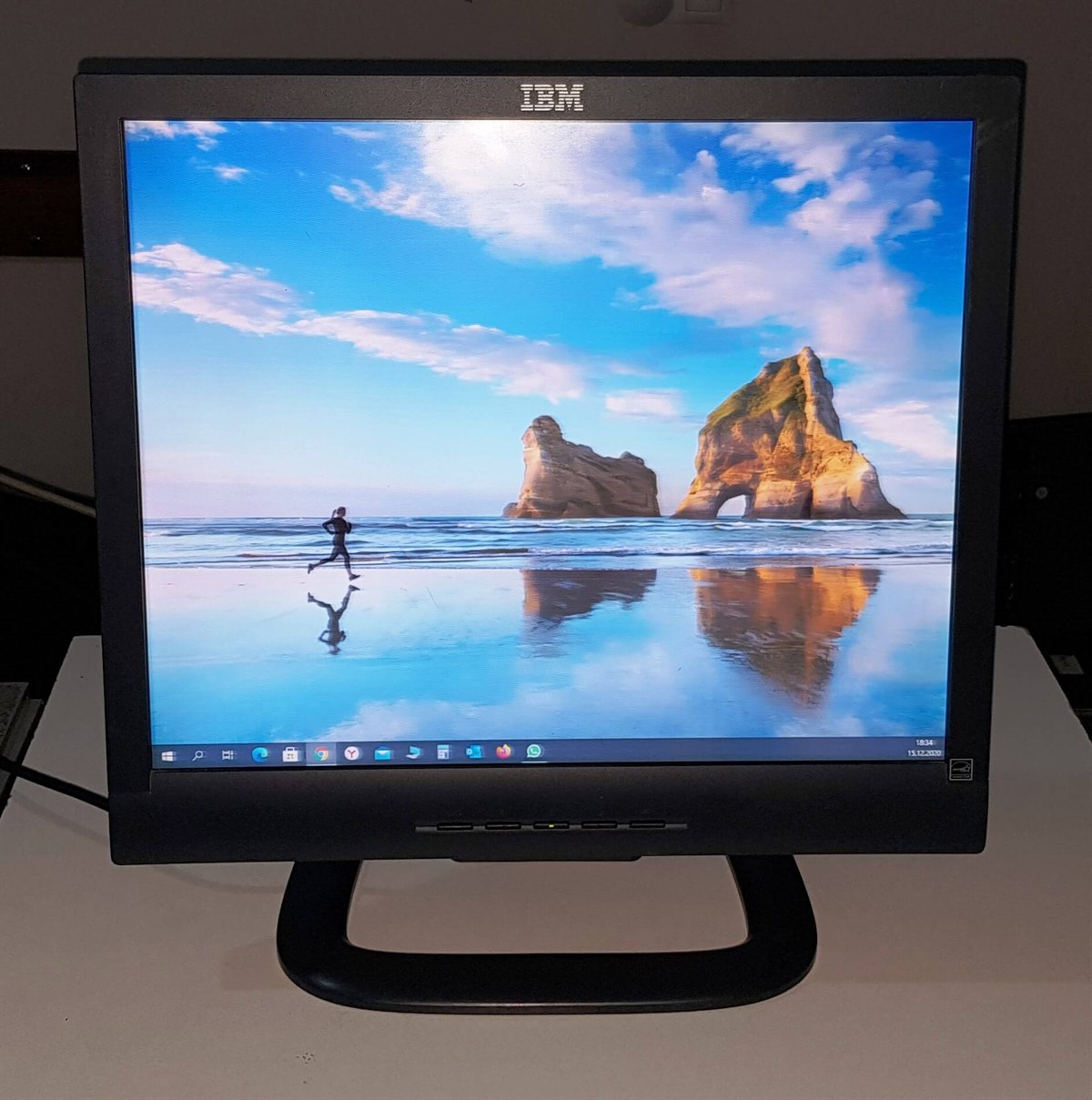 IBM 19 inç LCD KARE MONİTÖR VGA DVI ÇIKIŞLI SİYAH RENK