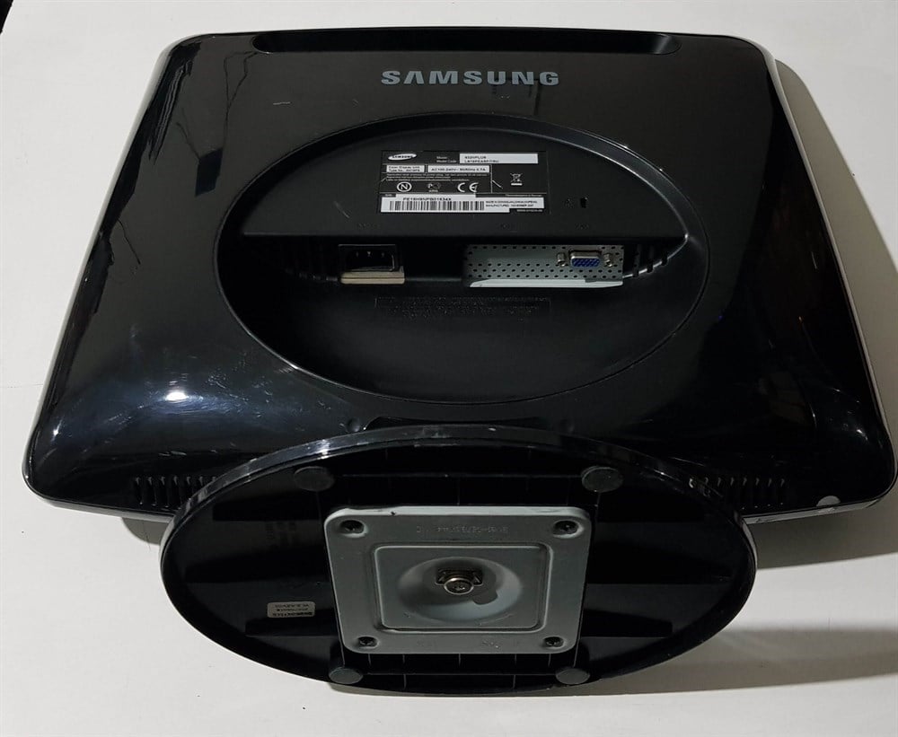 SAMSUNG 932NPLUS 19 inç LCD KARE EKRAN MONİTÖR VGA GİRİŞLİ