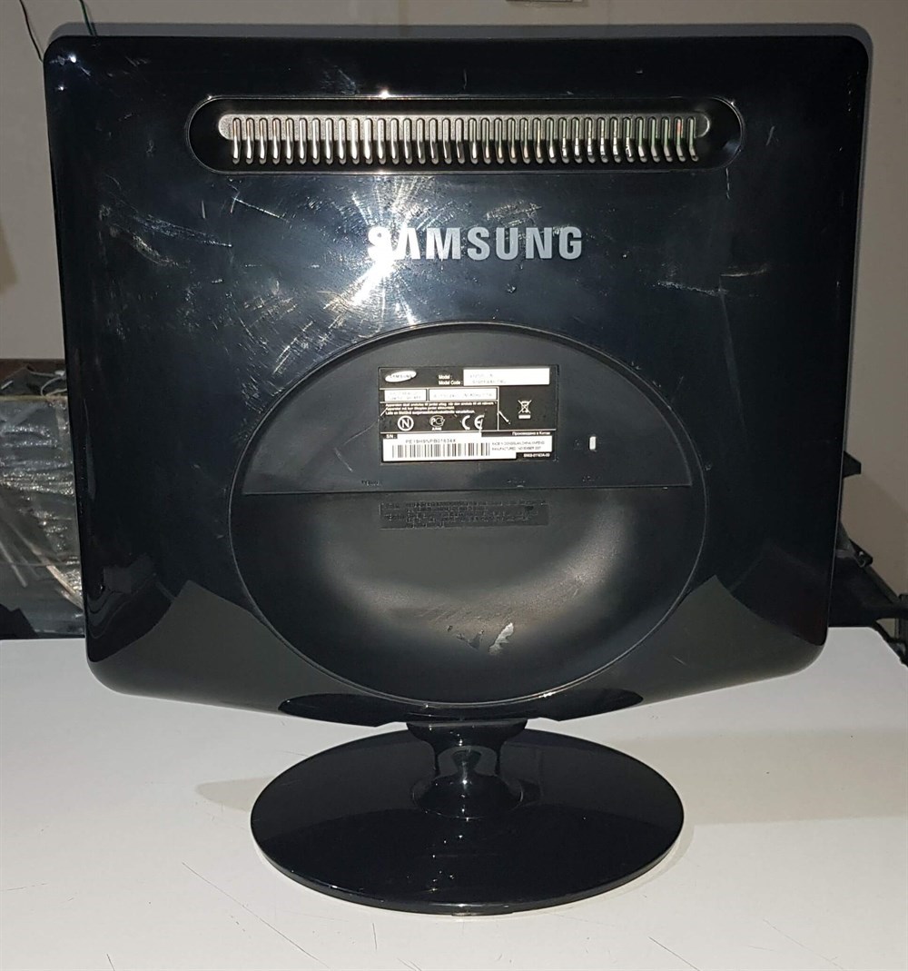 SAMSUNG 932NPLUS 19 inç LCD KARE EKRAN MONİTÖR VGA GİRİŞLİ