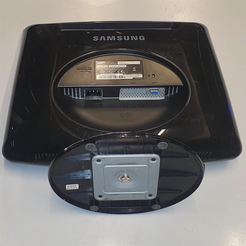 SamsungSAMSUNG 932NPLUS 19 inç LCD KARE EKRAN MONİTÖR VGA GİRİŞLİ2.EL Temiz MonitörSamsung 932NPlus 19 inç Lcd Kare Monitör 2.El