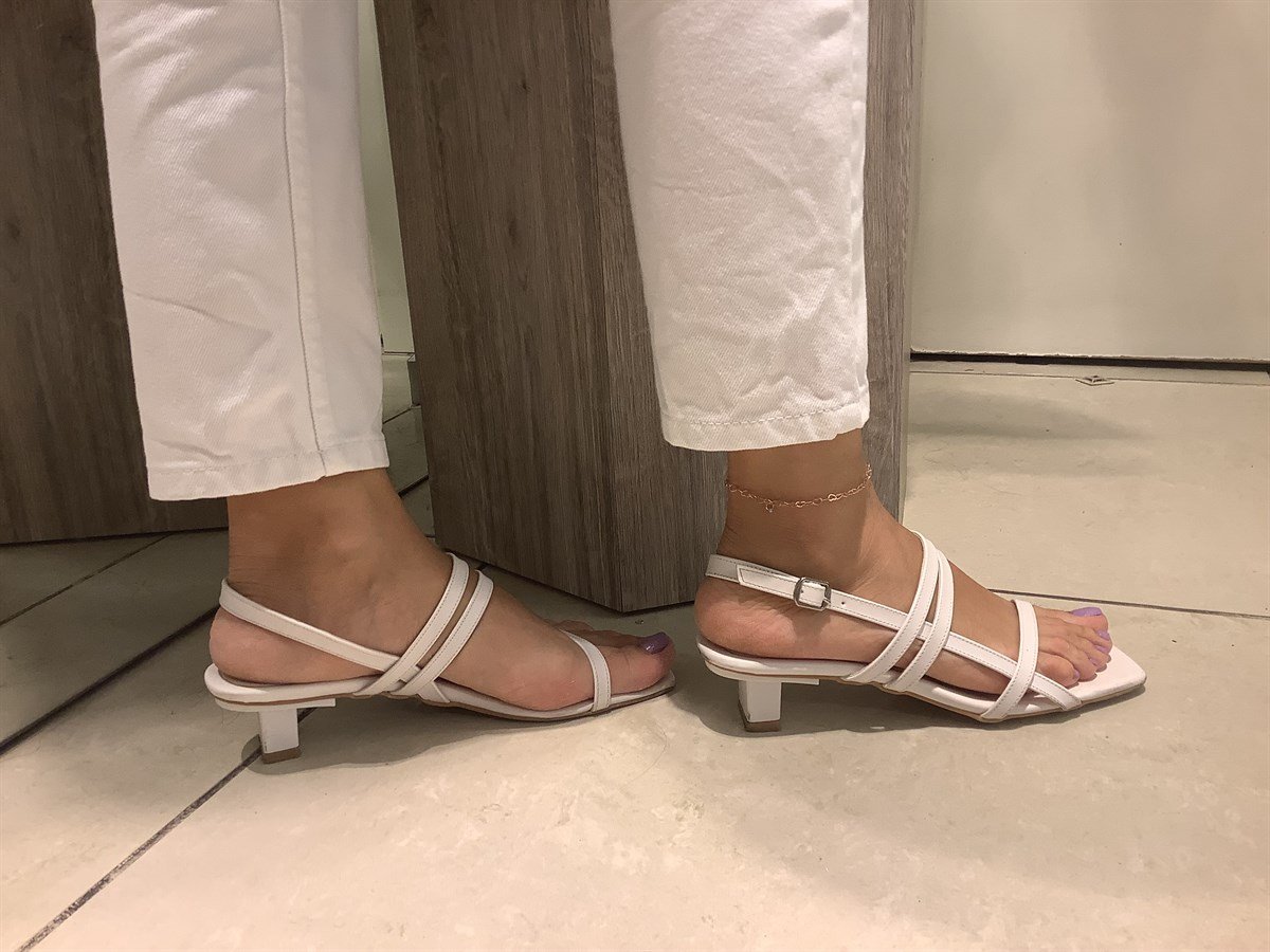 KADIN KARE TOPUK SANDALET BEYAZ
