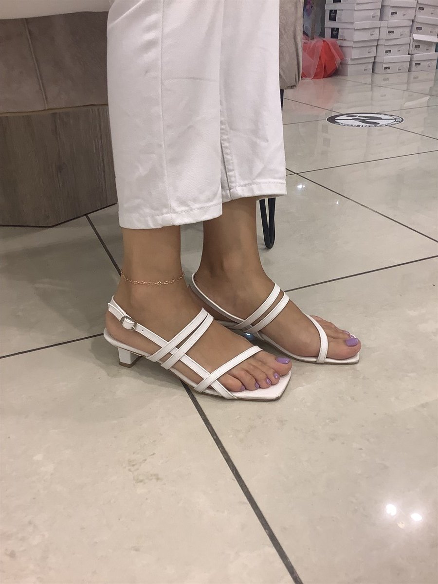 KADIN KARE TOPUK SANDALET BEYAZ