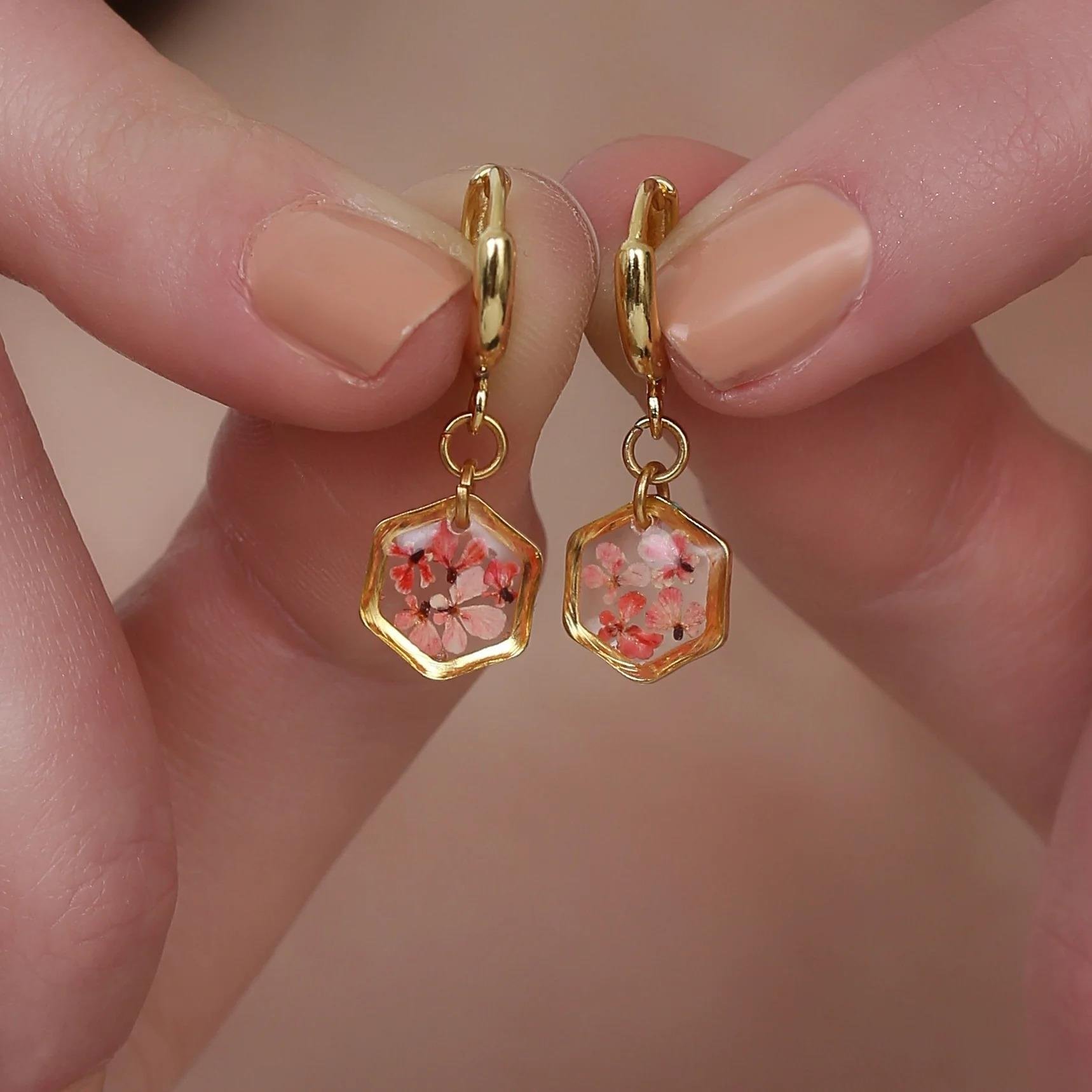 SevdiklerimizFiorel Design | Gerçek Pembe Çiçekli Altıgen Sallantılı Küpe