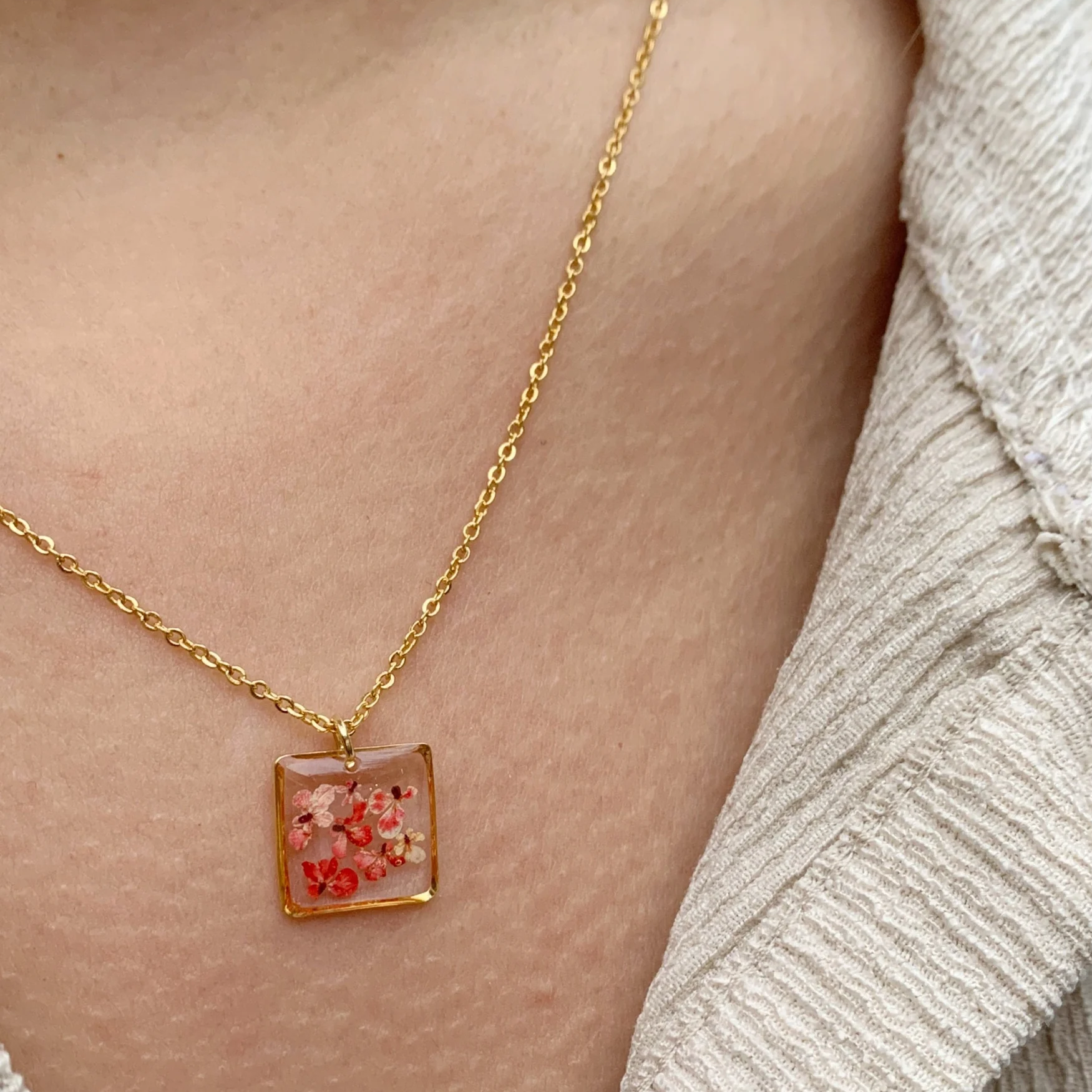 SevdiklerimizFiorel Design | Gerçek Pembe Çiçekli Kare Kolye