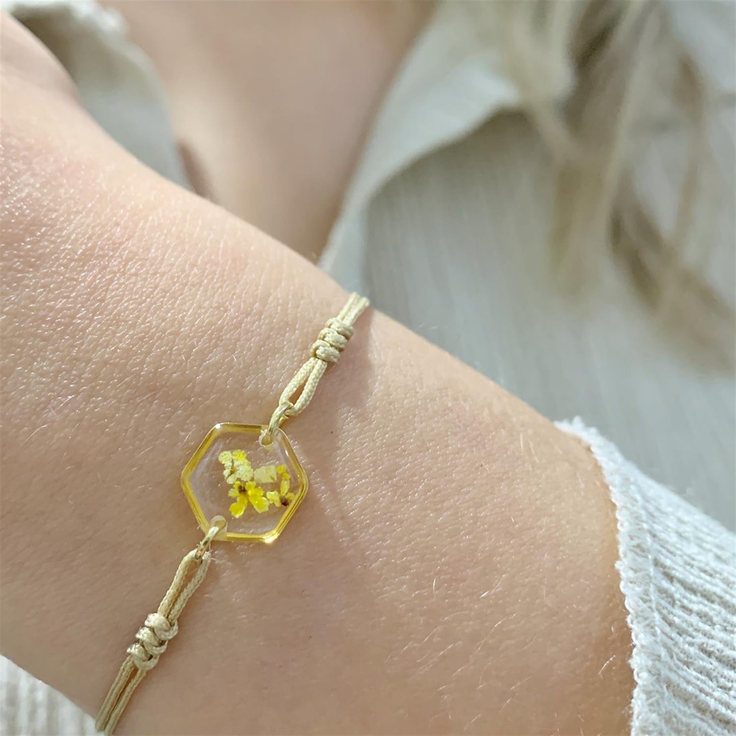 SevdiklerimizFiorel Design | Gerçek Sarı Çiçekli Altıgen Bileklik