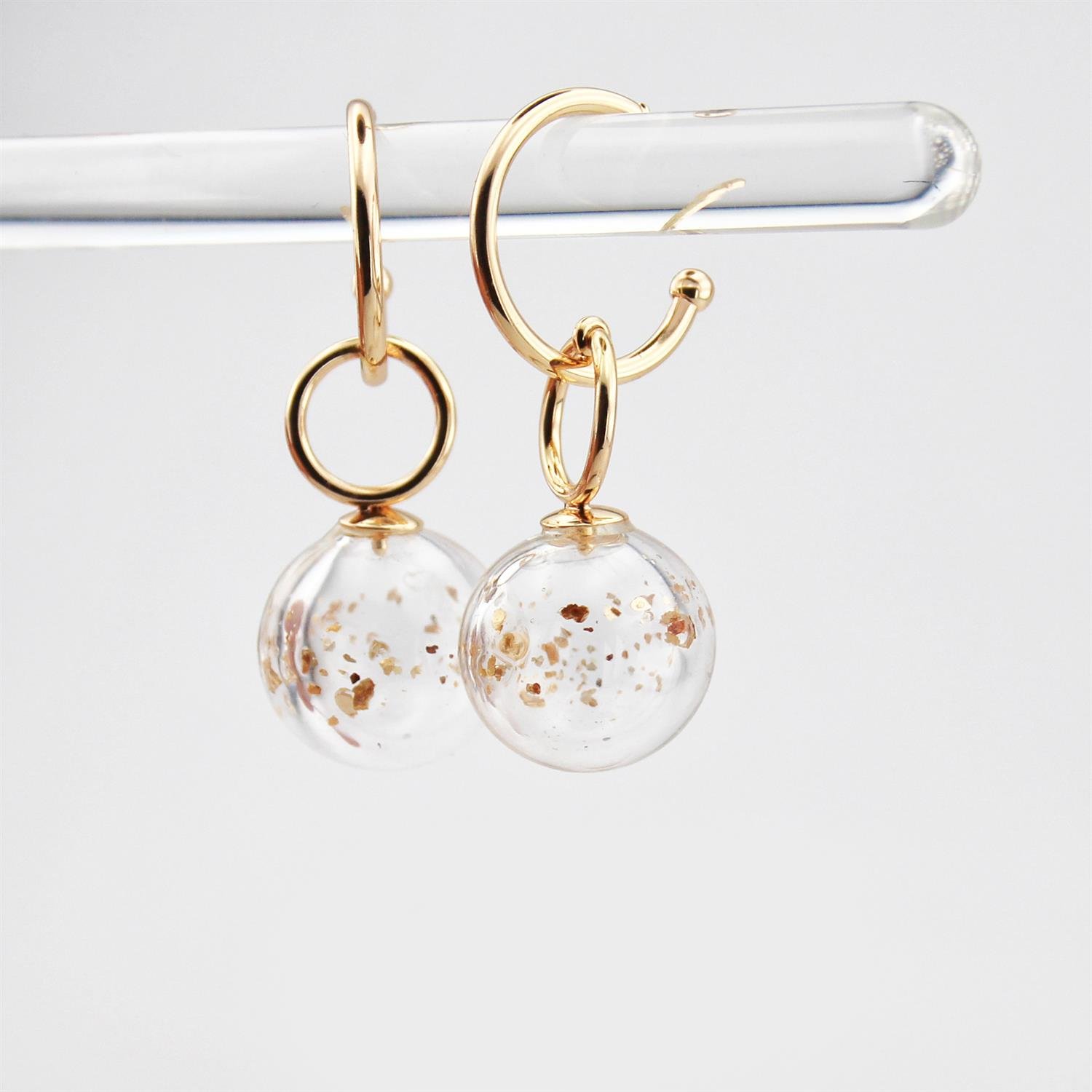 SevdiklerimizHande Erbük | Yaldızlı Transparan Cam Balon Küpe