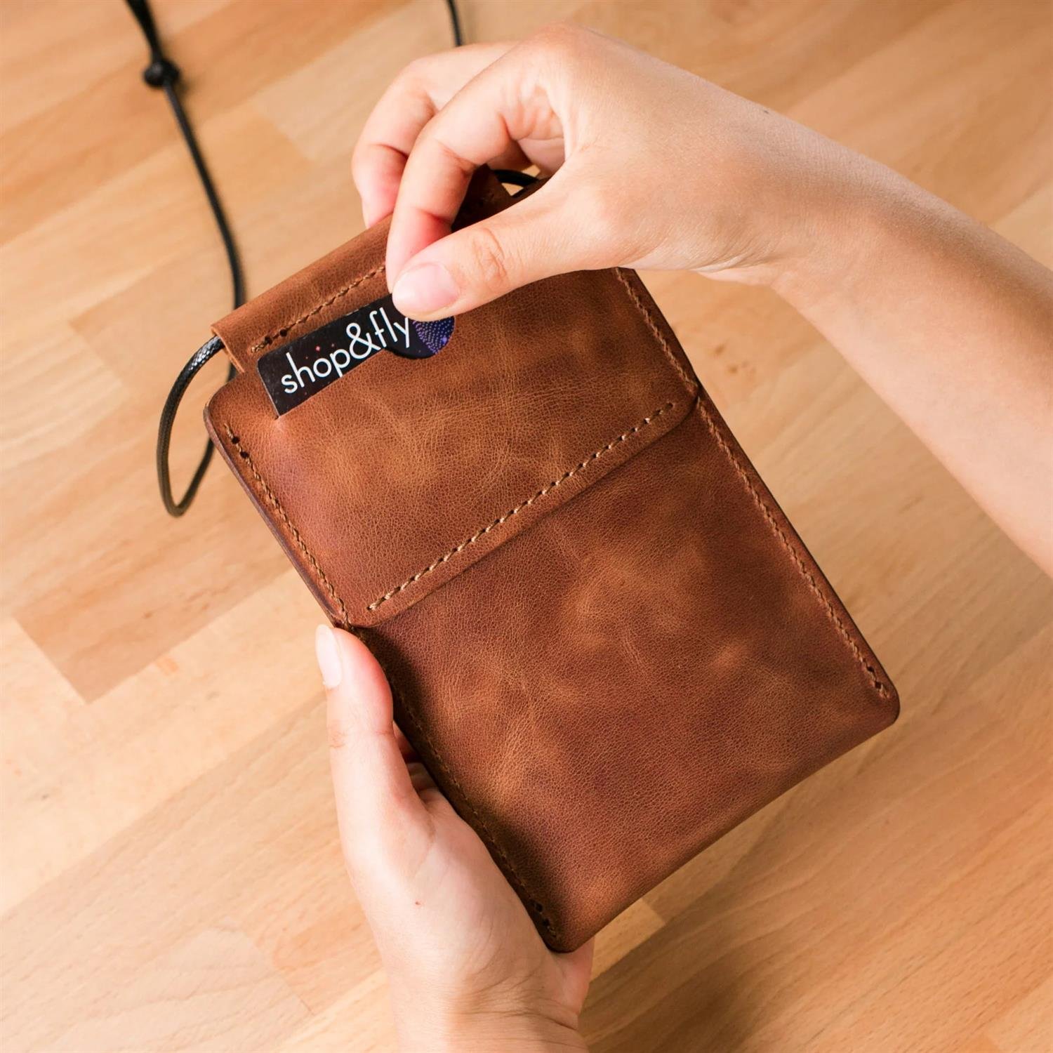 SevdiklerimizRoarcraft | Deri Telefon ve Pasaport Çantası - Tobacco