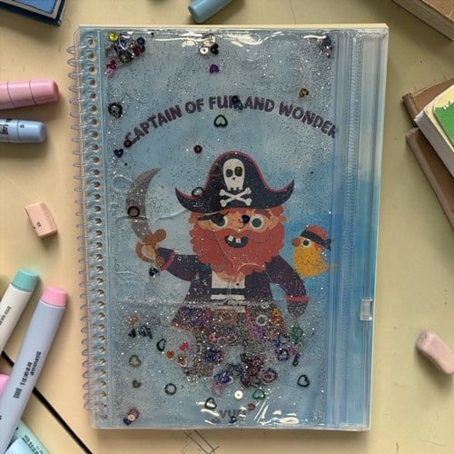 Vuki Simli Sulu Ve Çantalı Kapaklı A5 Defter Korsan