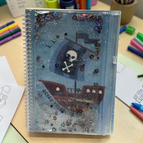 Vuki Simli Sulu Ve Çantalı Kapaklı A5 Defter Korsan