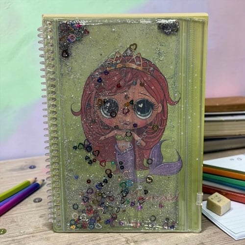 Vuki Simli Sulu Ve Çantalı Kapaklı A5 Defter Deniz Kızı