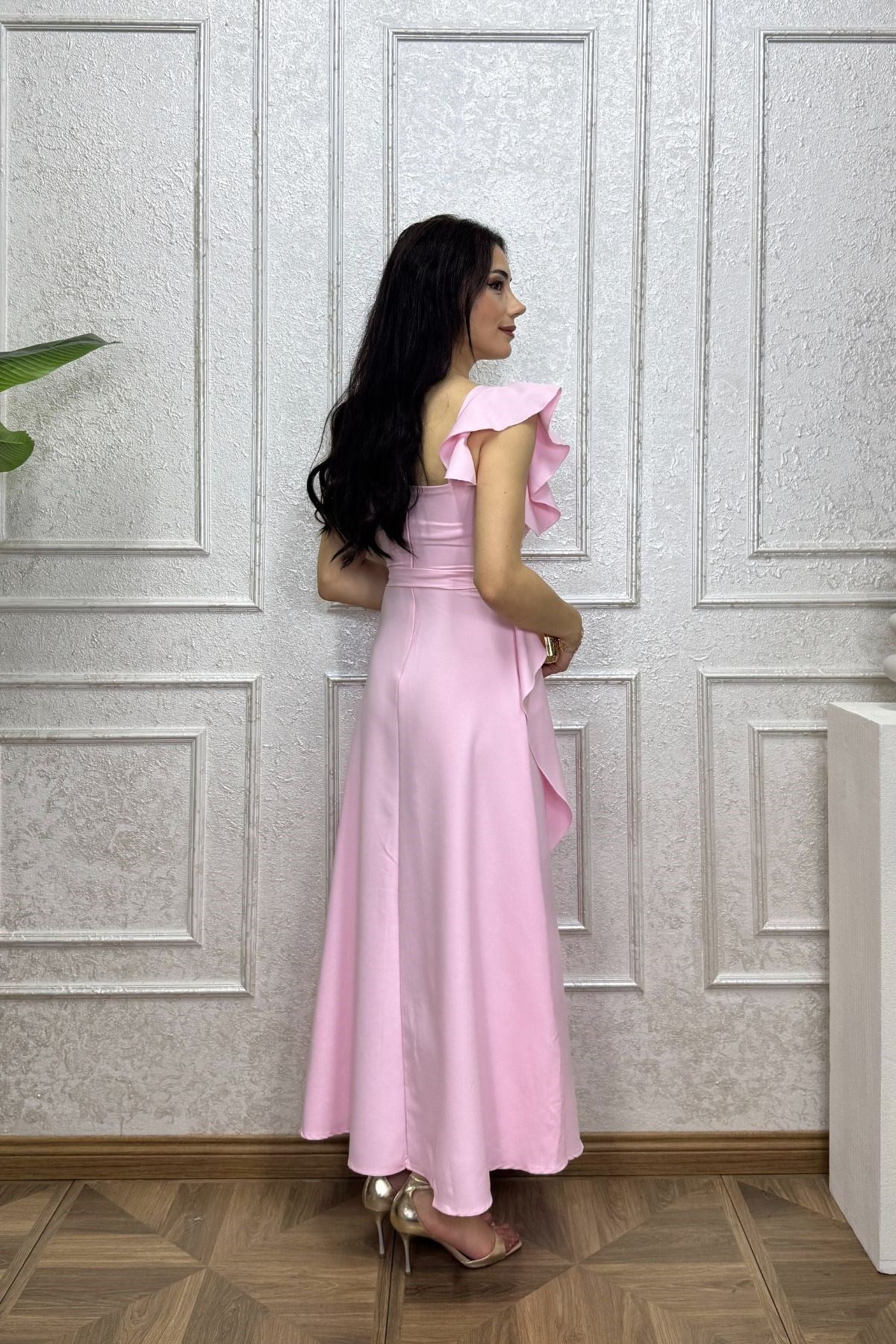 Açık Pembe  Omzu Eteği Volan Detaylı Kemerli Elbise
