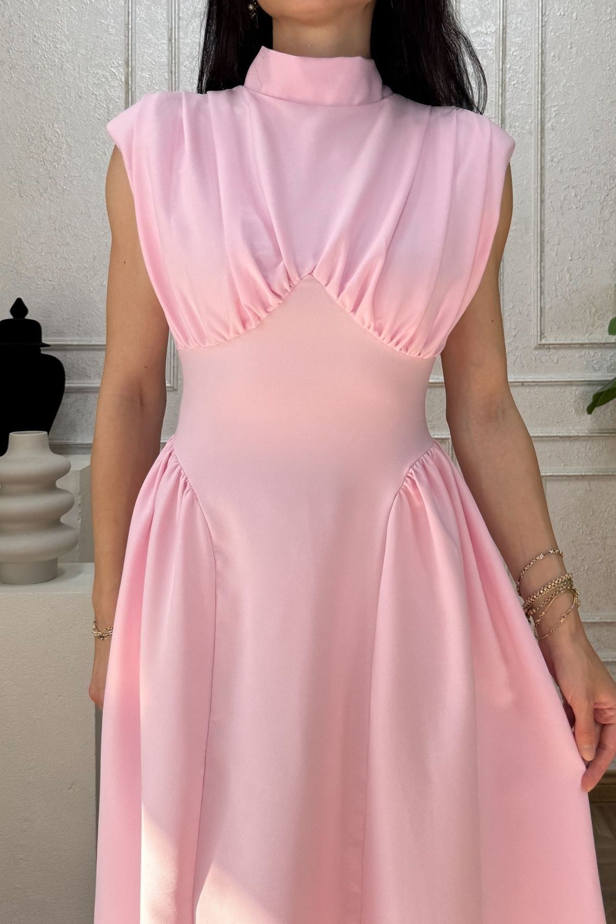 Açık Pembe Omzu Pileli Yakası Bağlamalı Büzgülü Elbise