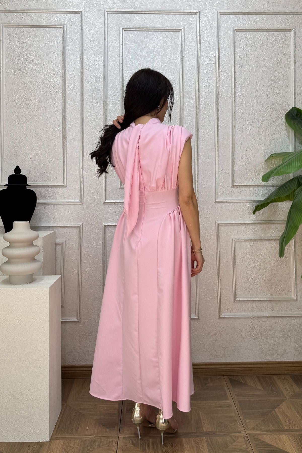 Açık Pembe Omzu Pileli Yakası Bağlamalı Büzgülü Elbise