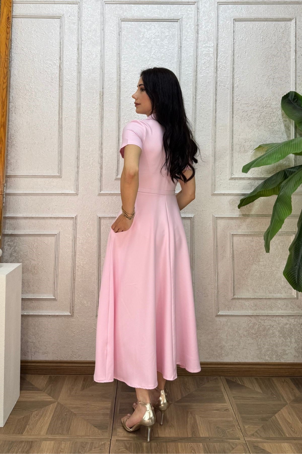 Açık Pembe Yakası Fermuarlı Kemerli Kloş Elbise