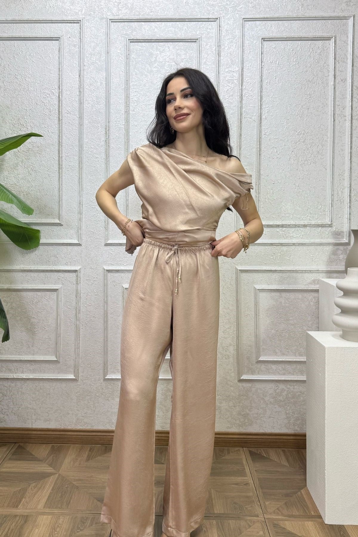 Bej Tek Omzu Düşük Bel Aksesuarlı Saten Takım