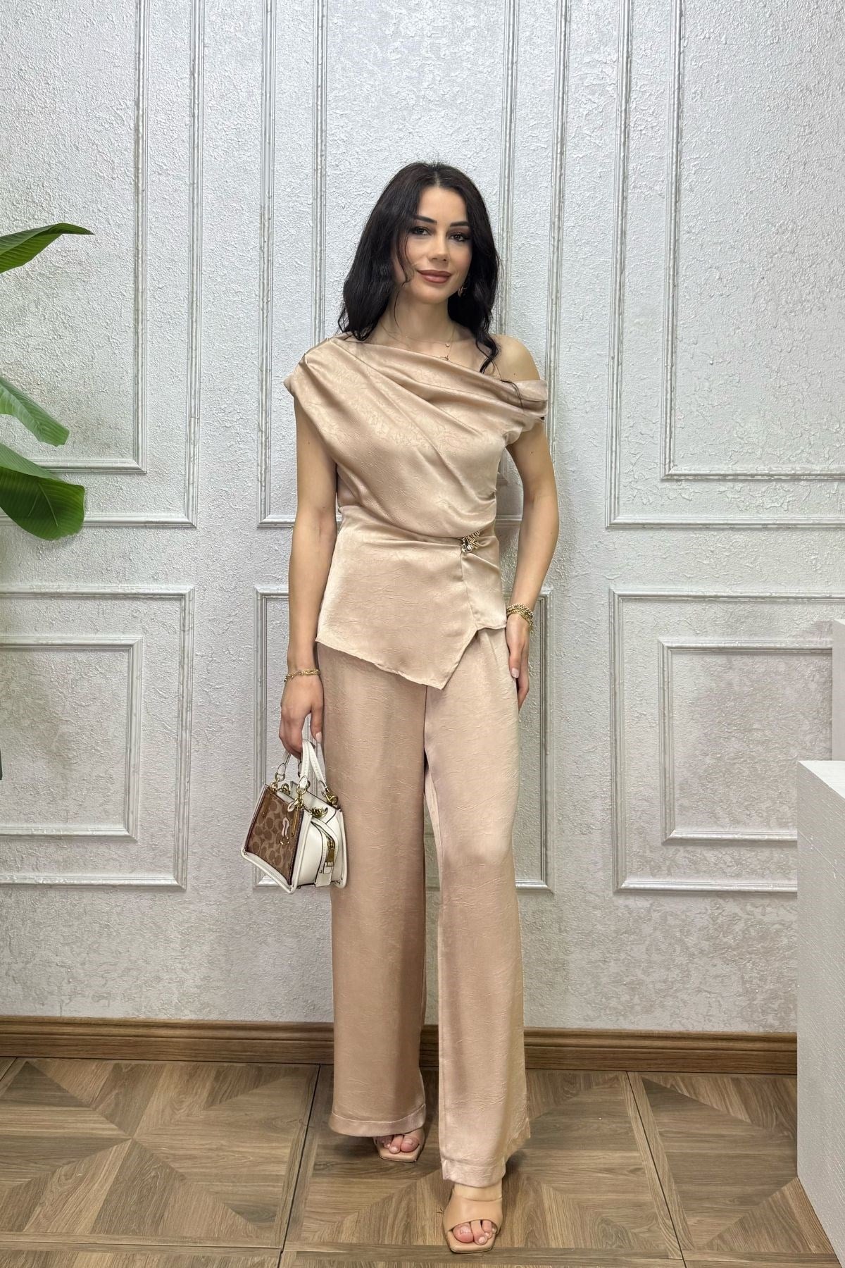 Bej Tek Omzu Düşük Bel Aksesuarlı Saten Takım